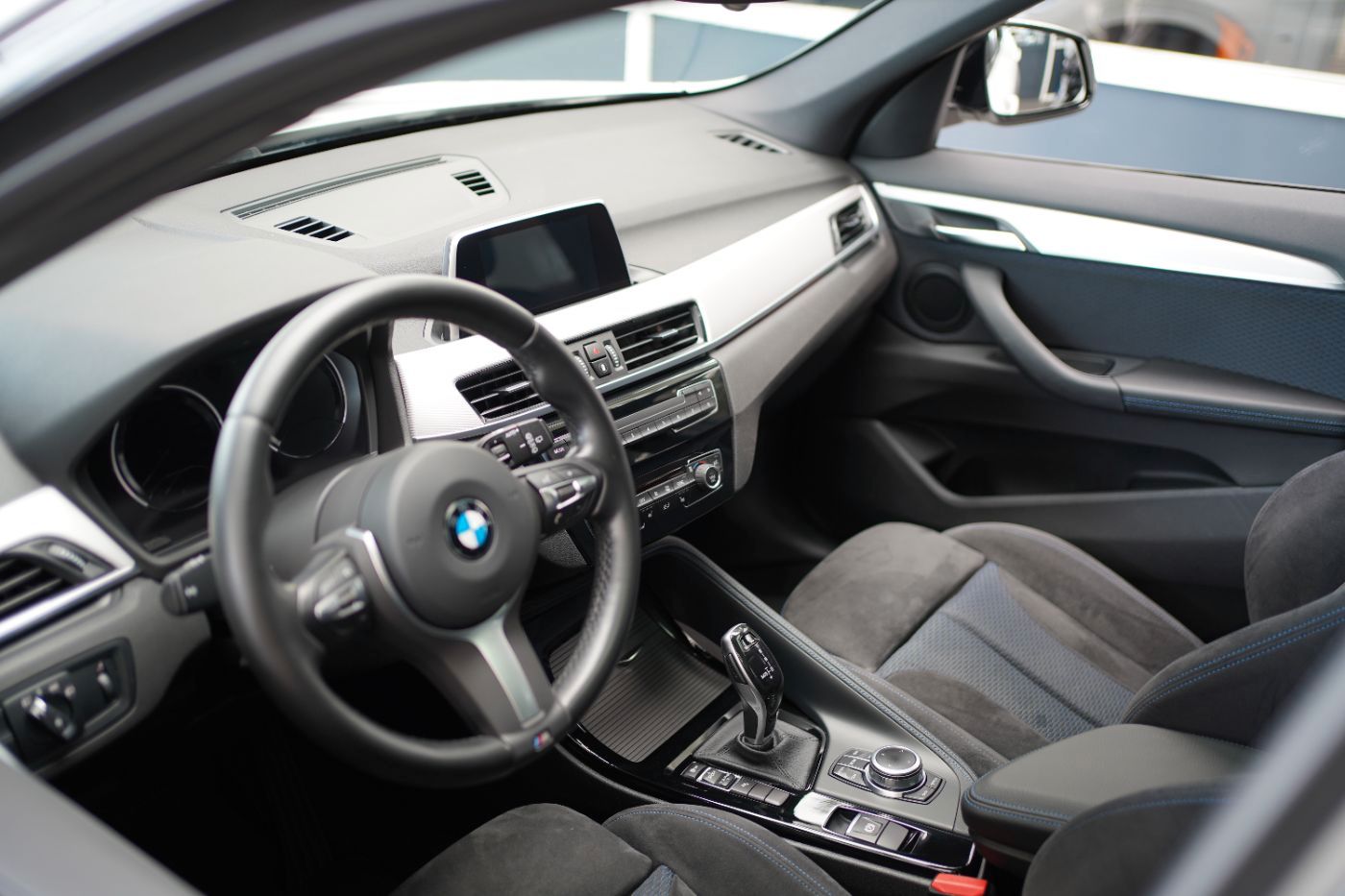 Fahrzeugabbildung BMW X1 20iA M Sport +AHK+Glasdach+LED+PDC+Alarmanlag