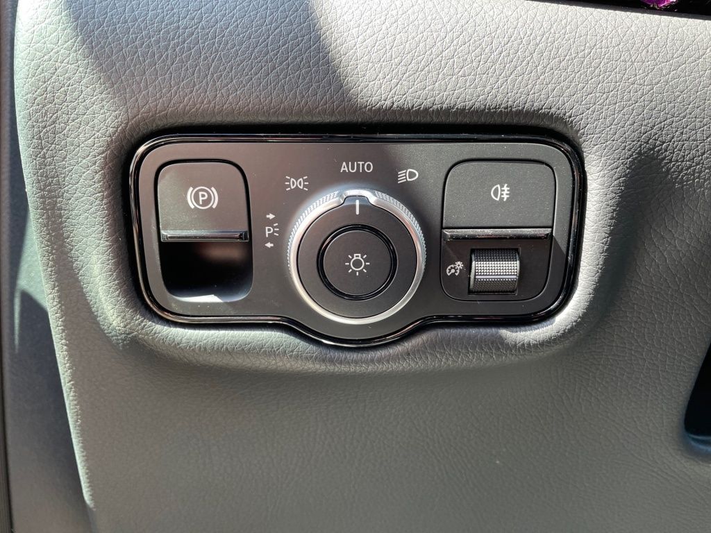Fahrzeugabbildung Mercedes-Benz V 300 d AV/Extralang 4x4 STHZ, AHK, 360°, SHZ