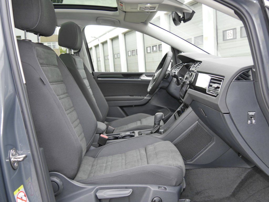 Fahrzeugabbildung Volkswagen Touran Highline 2.0 TDI DSG AHK Navi RFK