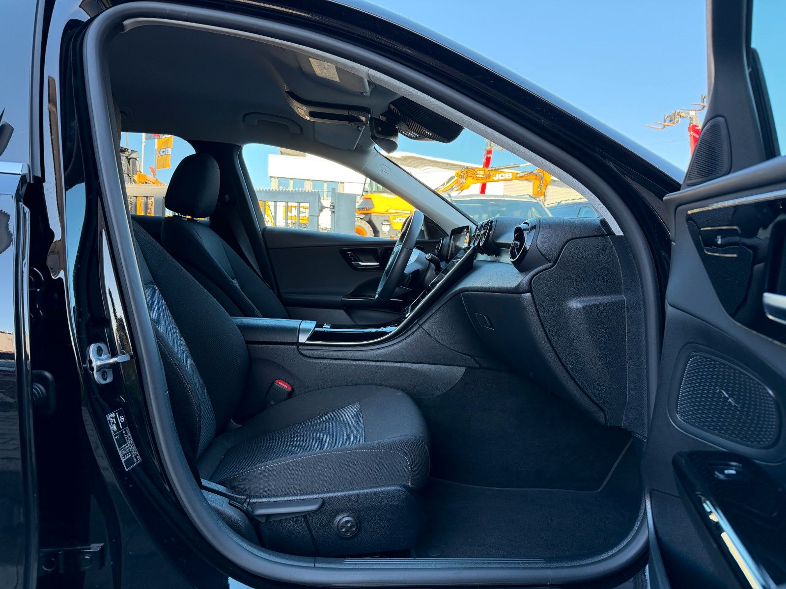 Fahrzeugabbildung Mercedes-Benz C 200d T Avantgarde+AHK+Distr+RKamera+LED+IHC