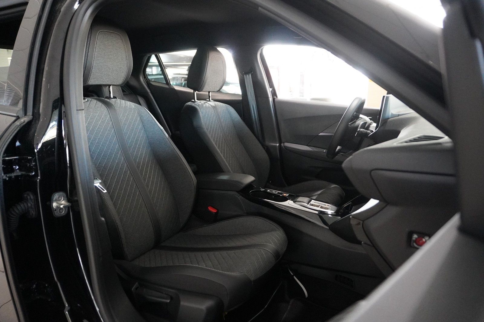 Fahrzeugabbildung Peugeot 2008 1.2 HYBRID ALLURE E-DSC NAVI/LED/SPORT/VIRT