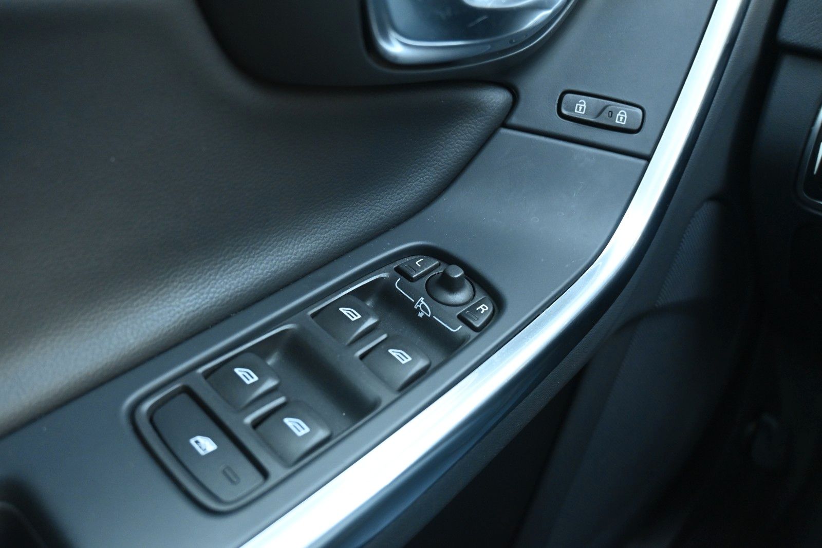 Fahrzeugabbildung Volvo V60 D4 Autom. Summum*NAVI*STDHZG*RFK*
