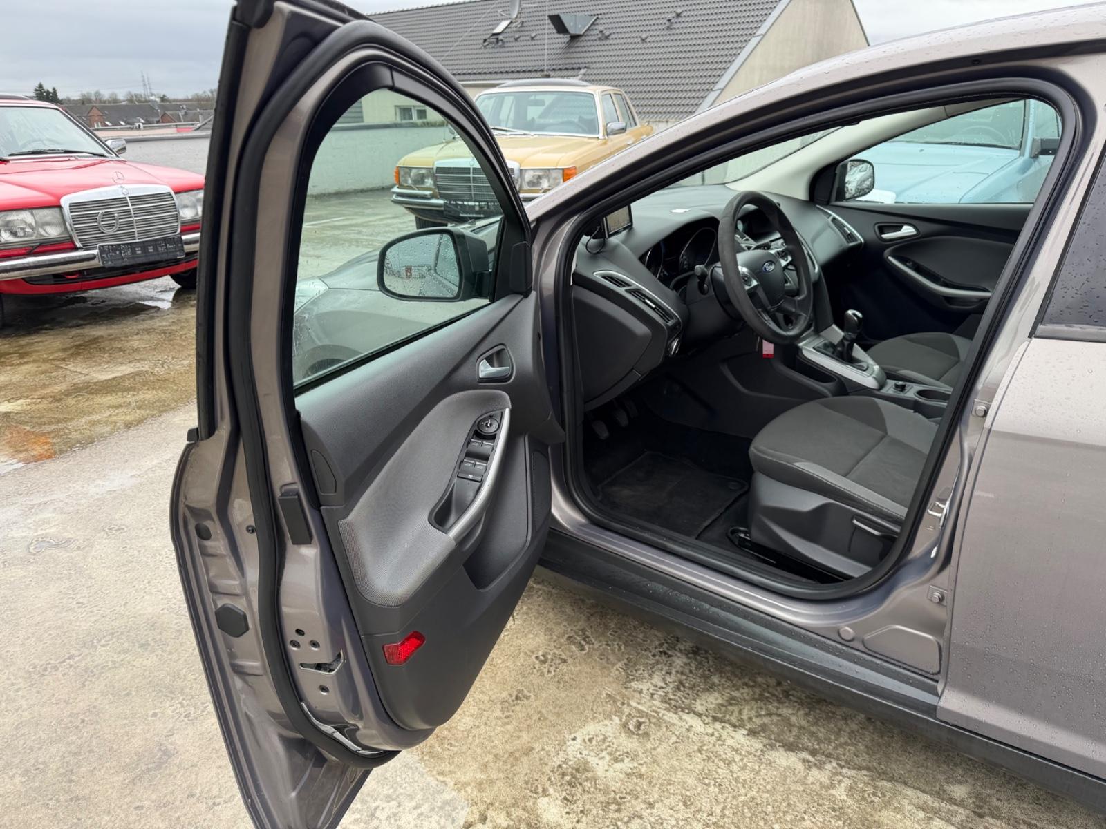 Ford Focus 2012 — photo 10