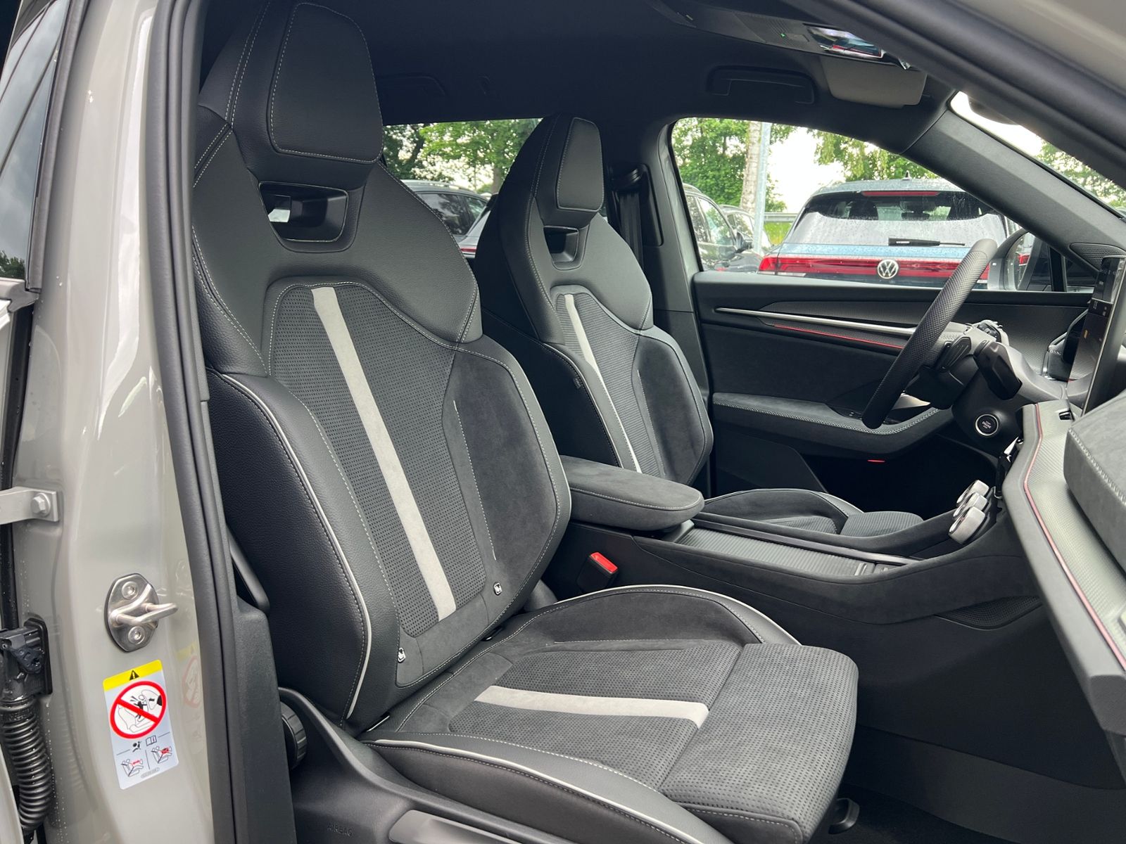 Fahrzeugabbildung SKODA Kodiaq Sportline 1.5 TSI IV DSG *AHK, Navi, ACC*