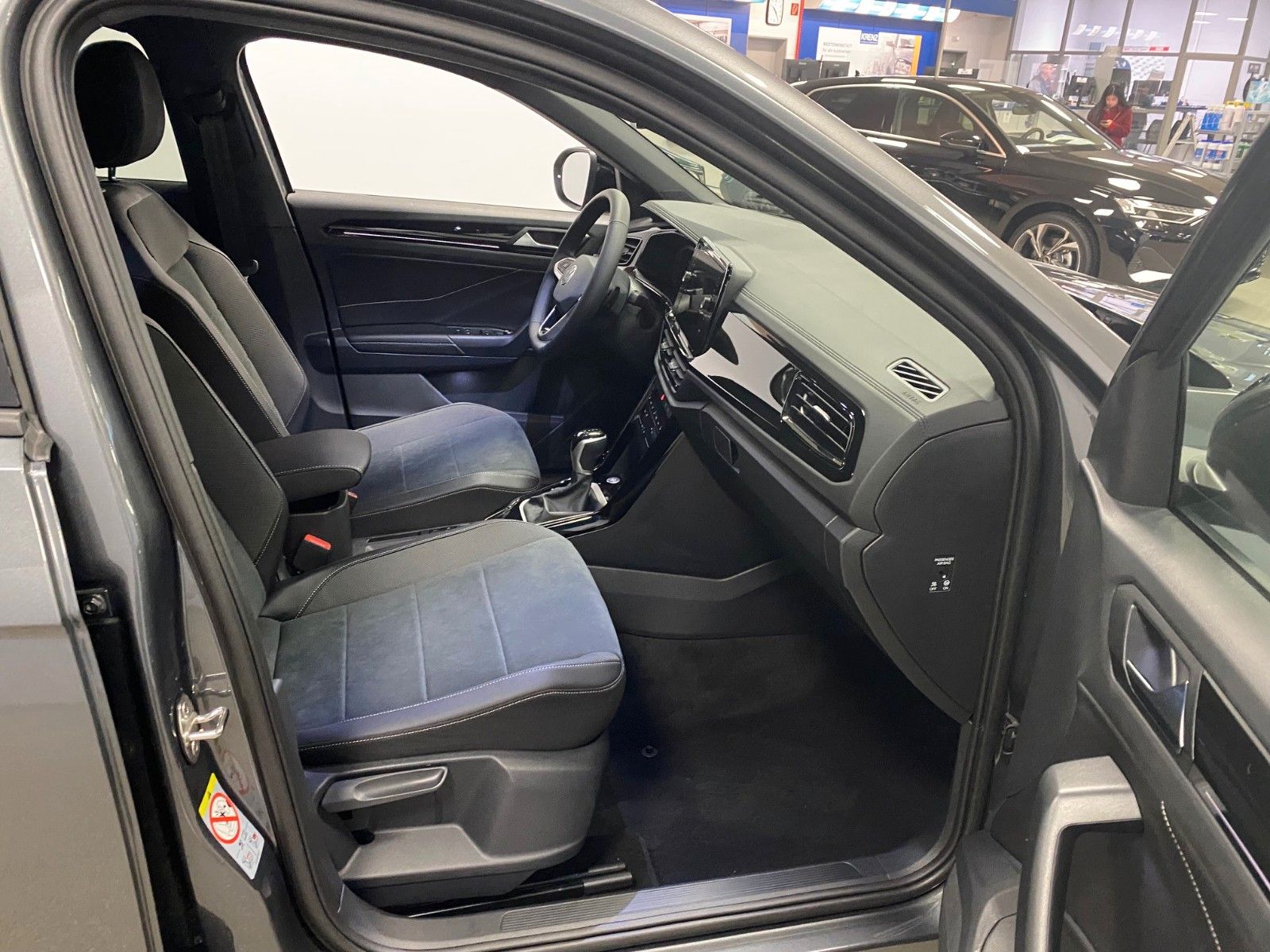 Fahrzeugabbildung Volkswagen T-Roc 1.5 TSI DSG+STYLE+PANORAMA+AHK+GARANTIE+BC