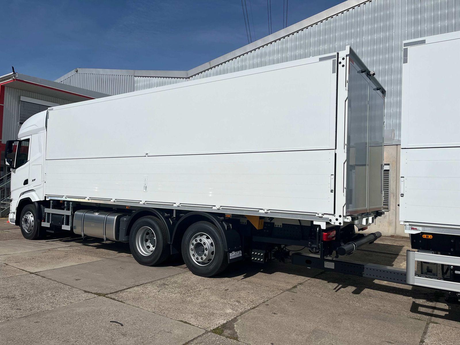Fahrzeugabbildung DAF FAN XF480 Swing-Board-Aufbau für Mitnahmestapler