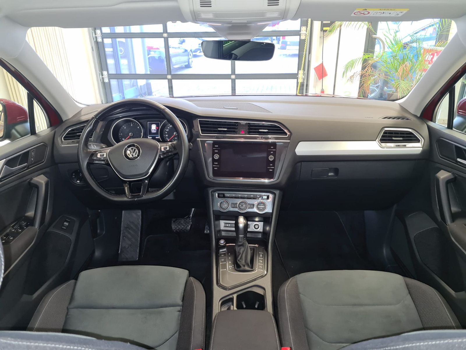 Fahrzeugabbildung Volkswagen Tiguan Comfortline / 1. Hand / AHK / GARANTIE