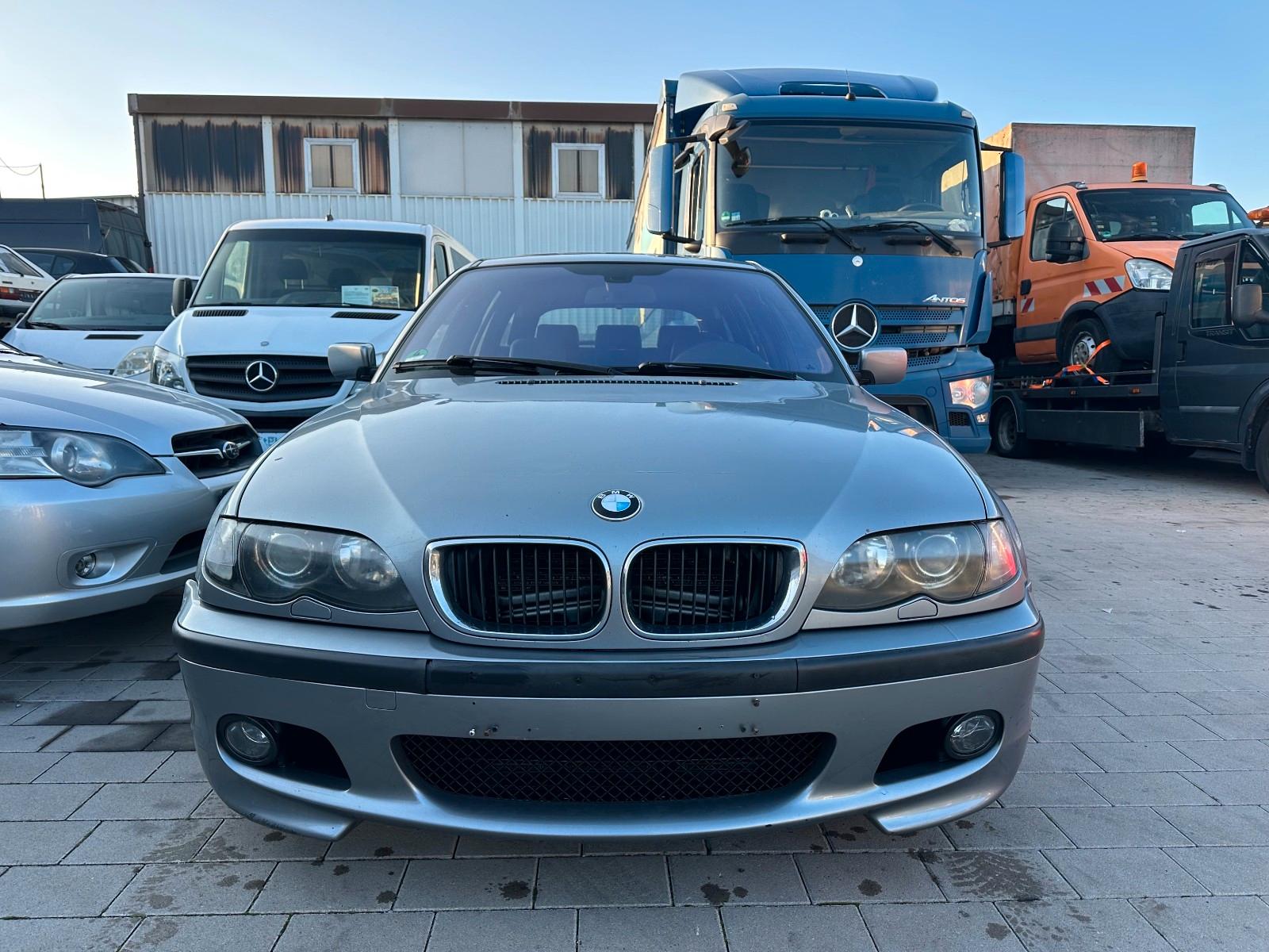 BMW 320 2004 — rear view
