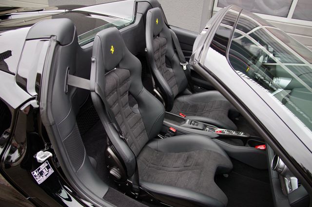 Ferrari F8 Spider*Lift,Racing-Seats,Carbon,JBL,Dt. Ausl.