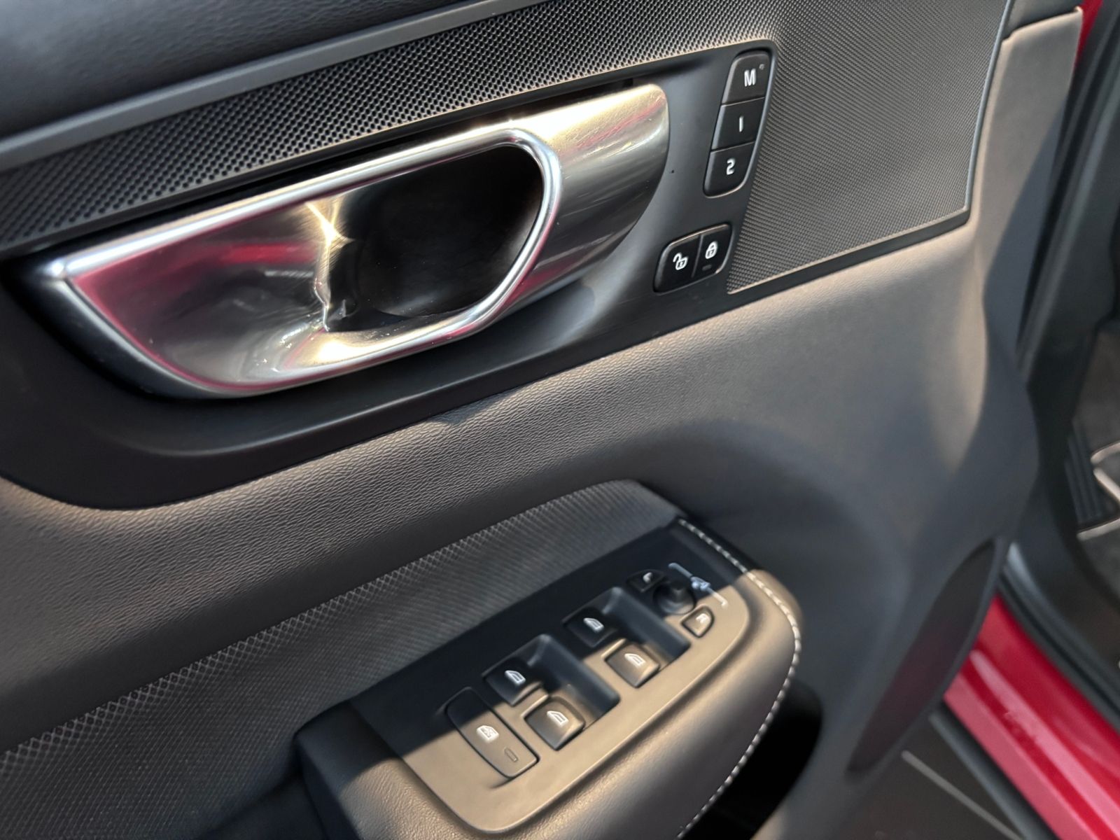 Fahrzeugabbildung Volvo XC60 R Design PANO LED NAVI ALU