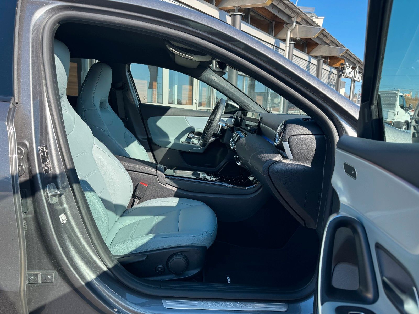 Fahrzeugabbildung Mercedes-Benz A 250 4Matic+AMG+AHK+Ambiente+RKF+Leder