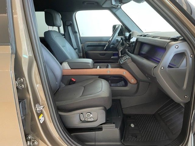 Fahrzeugabbildung Land Rover Defender 130 D300 X  Standheizung & Acht Sitze