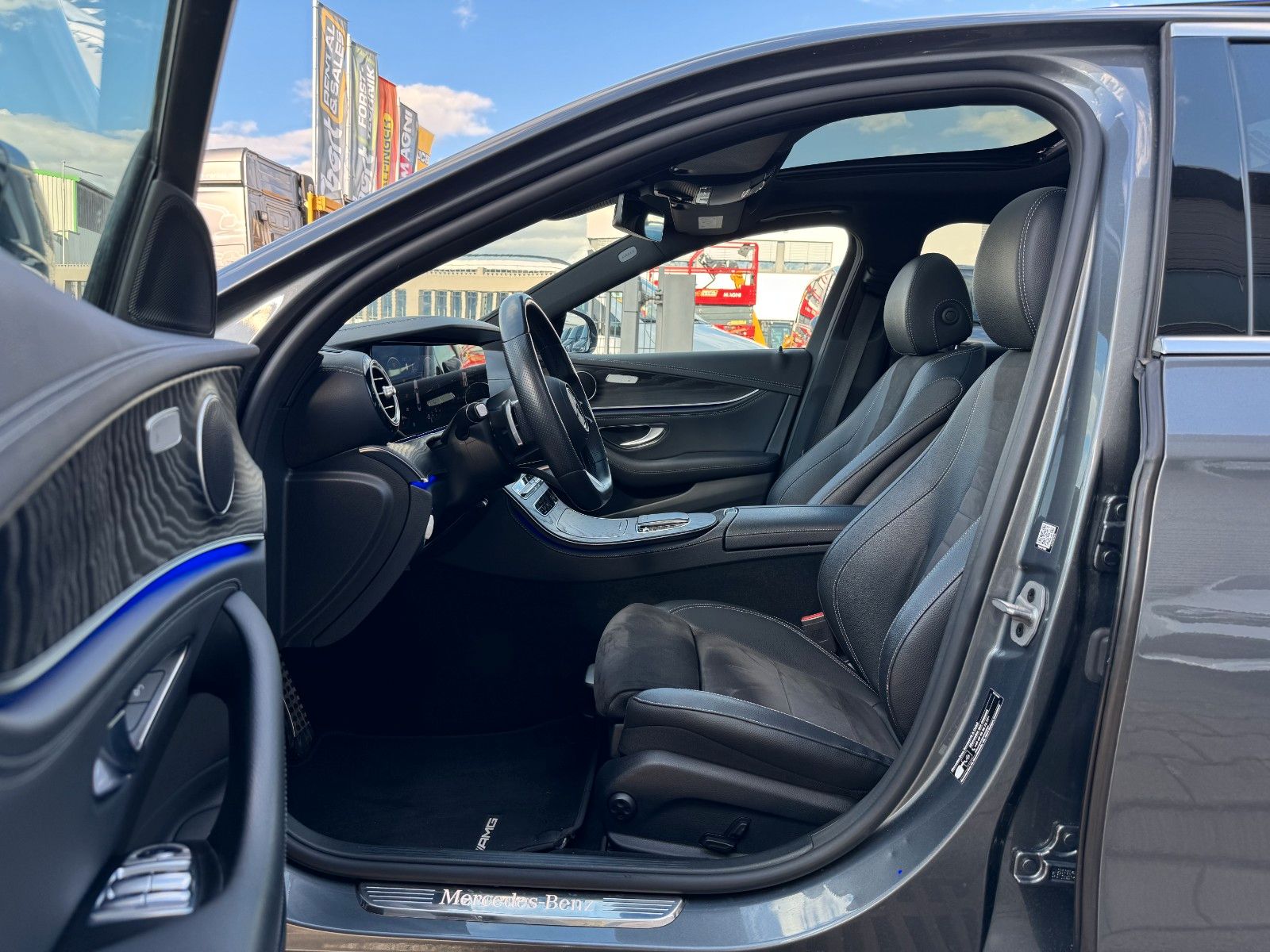 Fahrzeugabbildung Mercedes-Benz E 220d AMG+Pano+MultiBeam+Ambiente+TotW+360