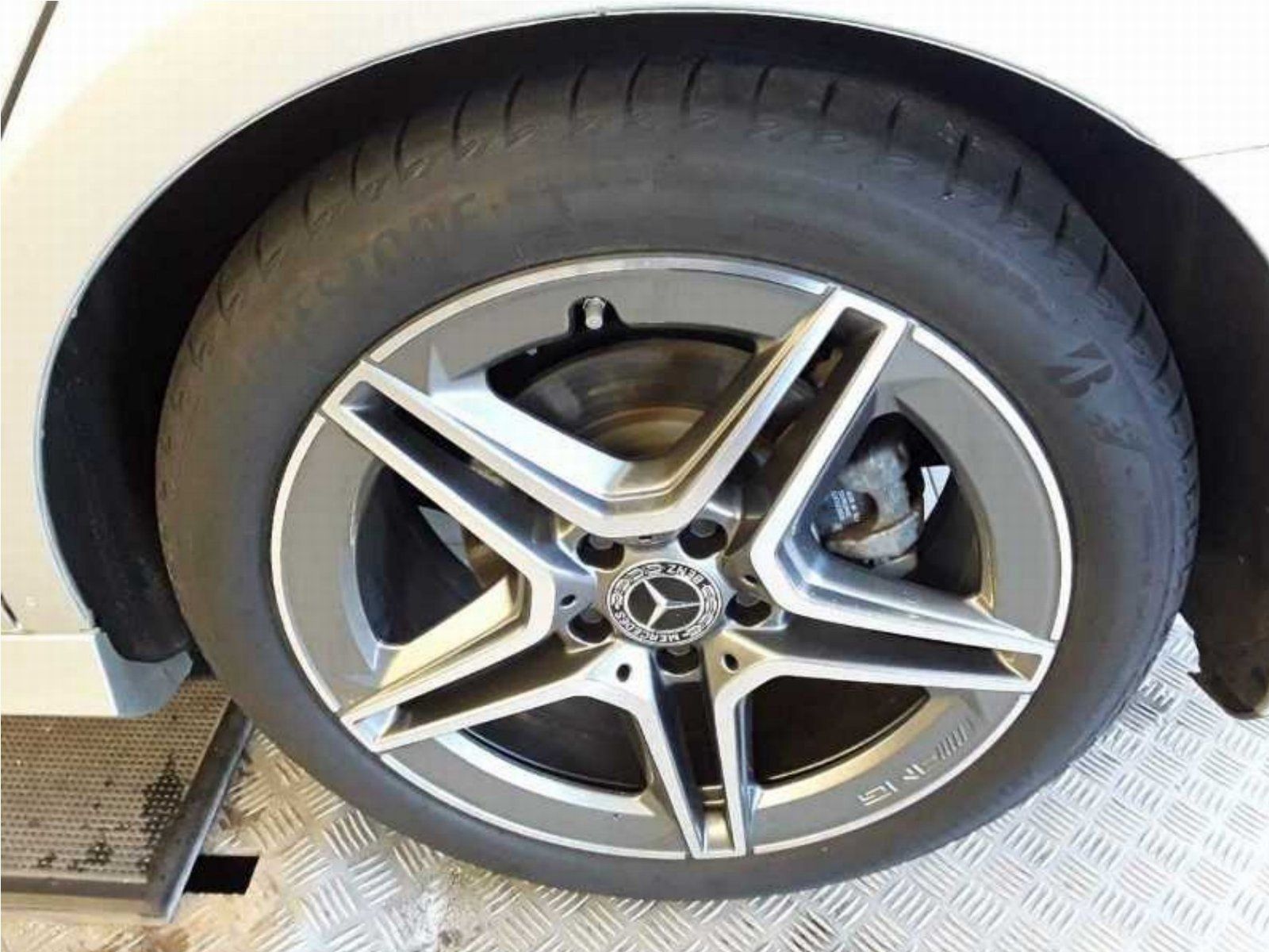 Fahrzeugabbildung Mercedes-Benz A200 Limo AMG Prem DISTR Pano AHK Memo LED KeyGo