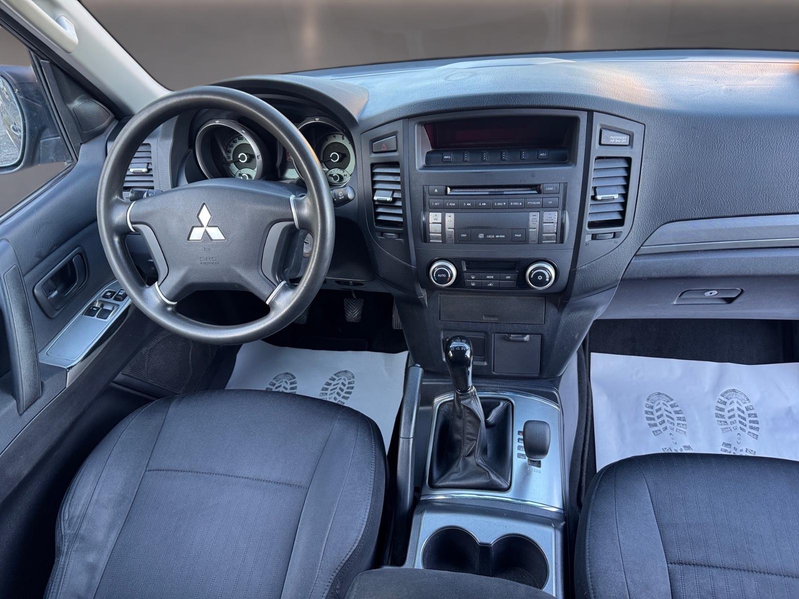Mitsubishi Pajero 3.2 DI-D 200 ch • 3 portes • 4x4 • Boîte manuelle • Attelage