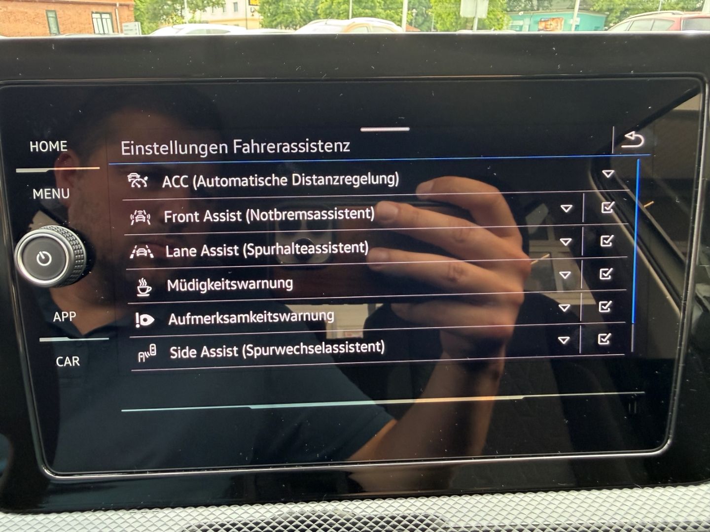 Fahrzeugabbildung Volkswagen T-Cross 1.0 TSI 70 kW Life Digitales Cockpit LED