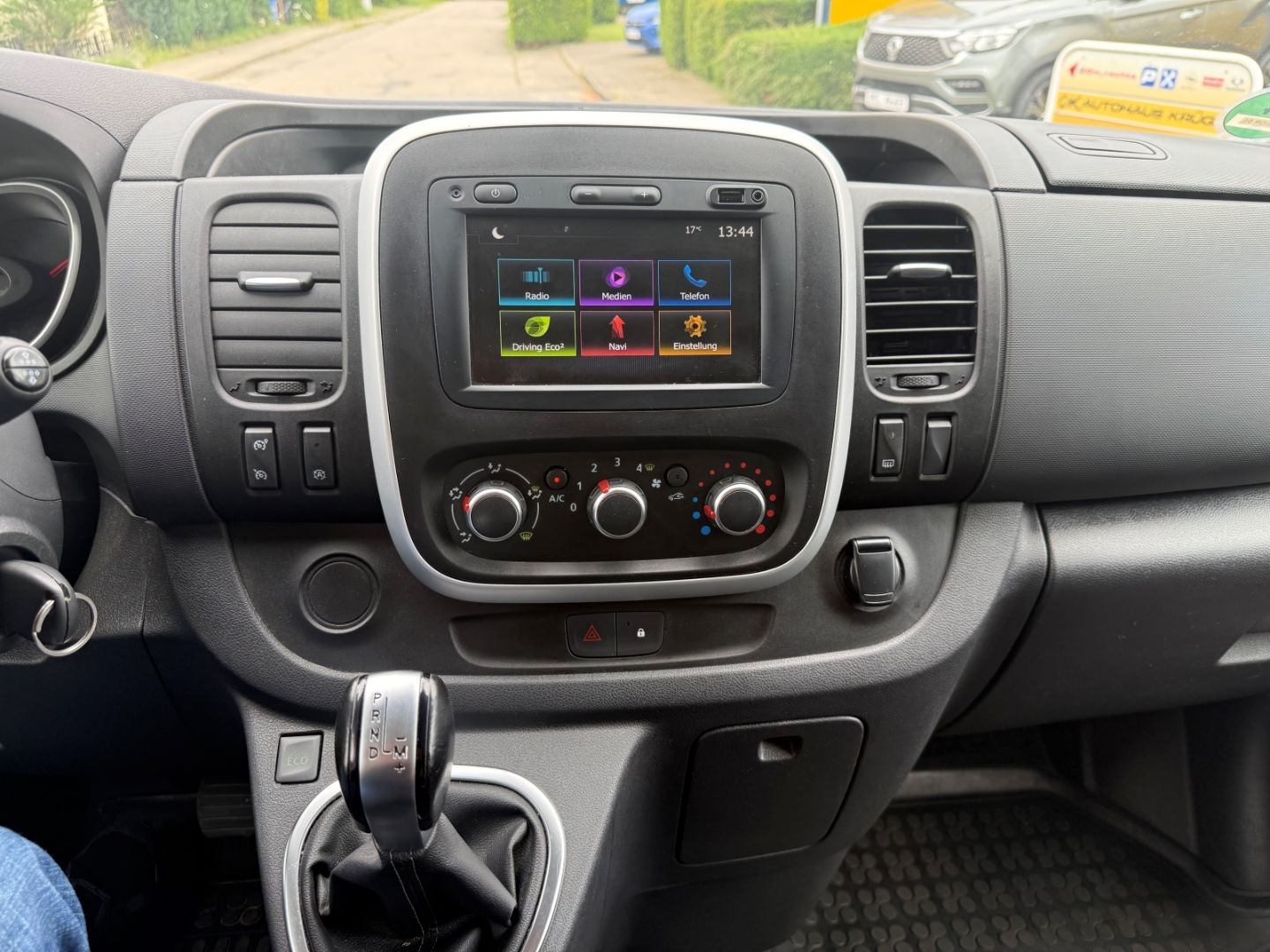 Fahrzeugabbildung Renault Trafic Life L2H1 - 9 Sitze + Rückfahrkamera