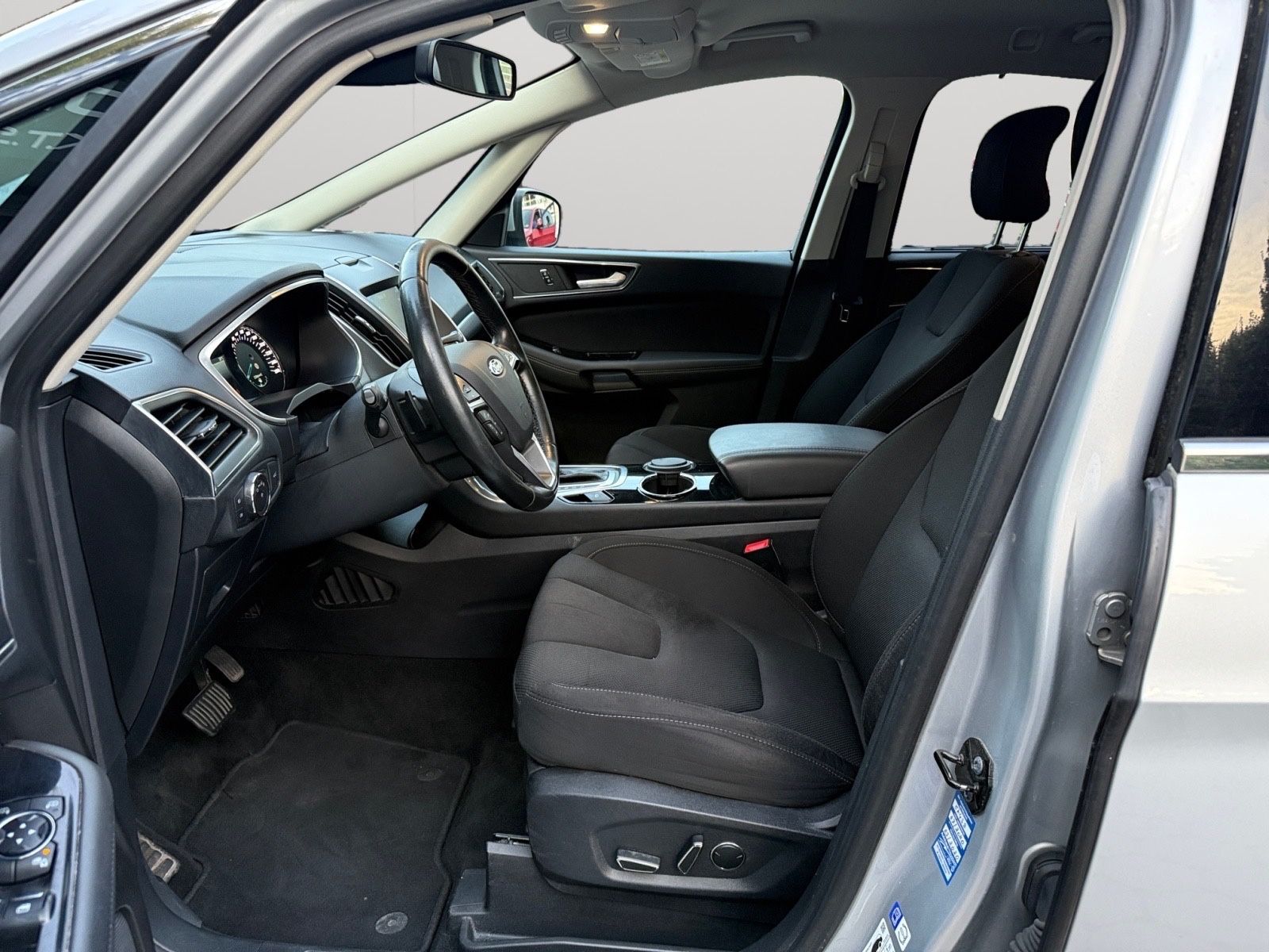 Fahrzeugabbildung Ford S-MAX Titanium/LED/AHK/7-Sitzer/8.Fach/Automatik