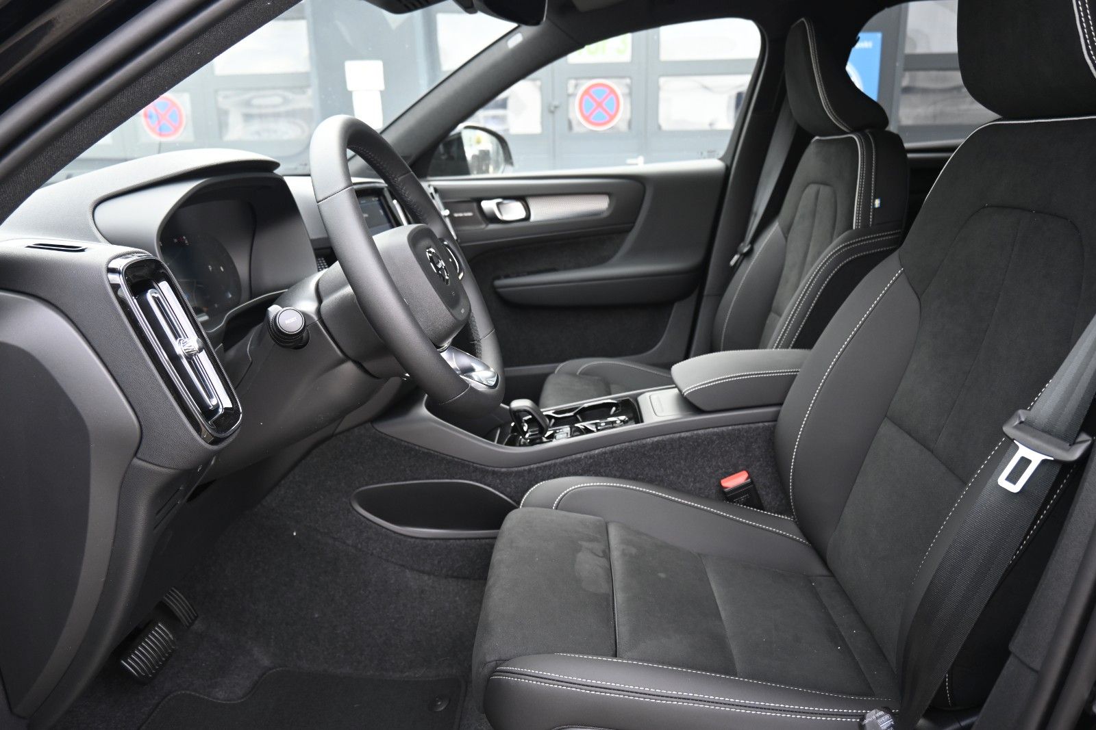 Fahrzeugabbildung Volvo XC40 B3 Plus Black Edition*LED*360*H&K*BLIS*20"