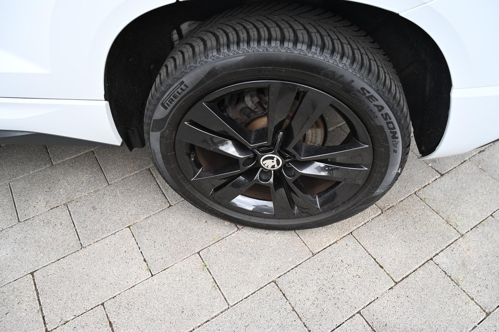 Skoda Karoq 1.5 TSI Sportline Navi CarPlay LED PDC