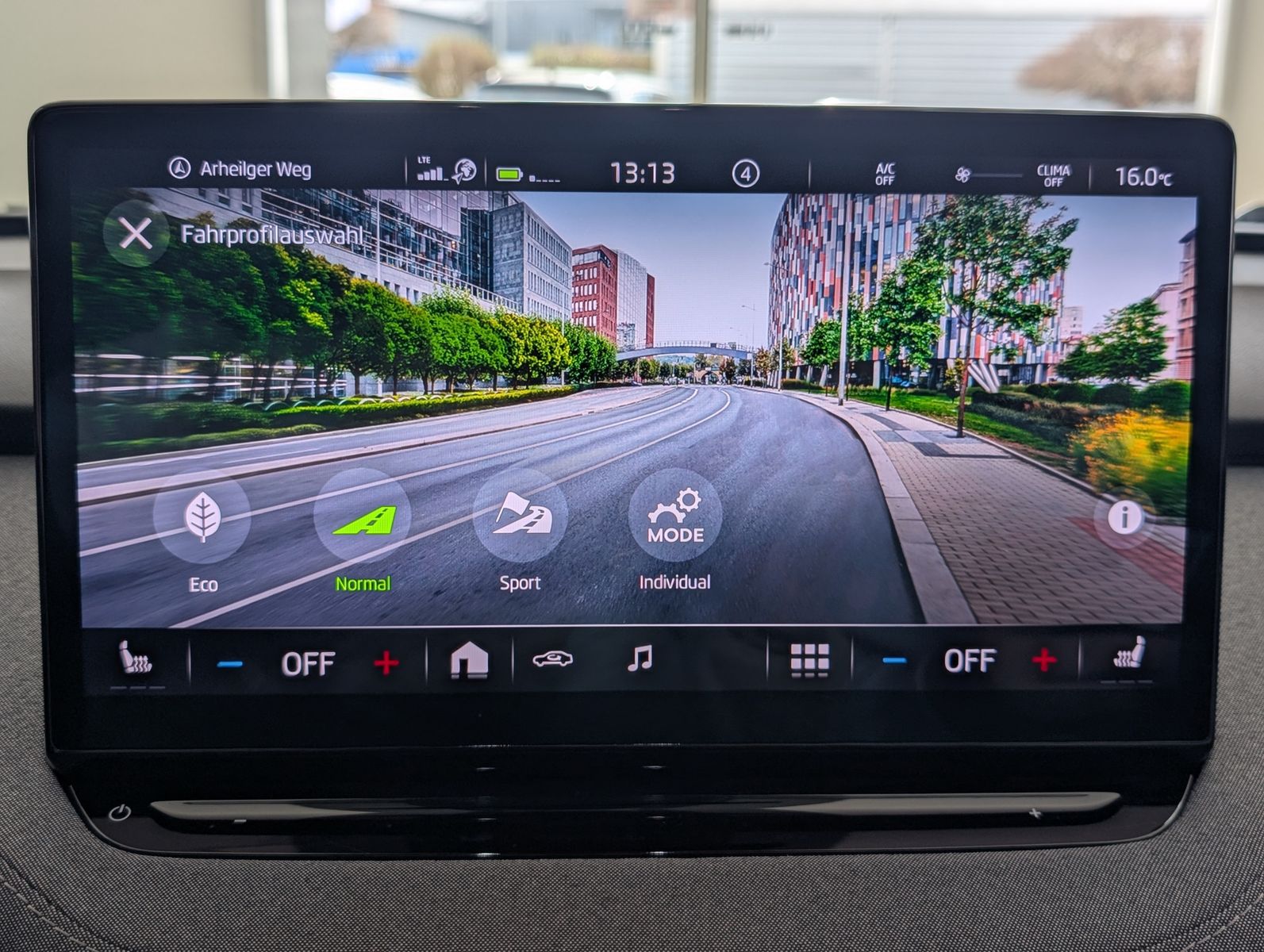 Fahrzeugabbildung SKODA Enyaq iV 80 Loft Convenience Paket+ ACC 82KWh1