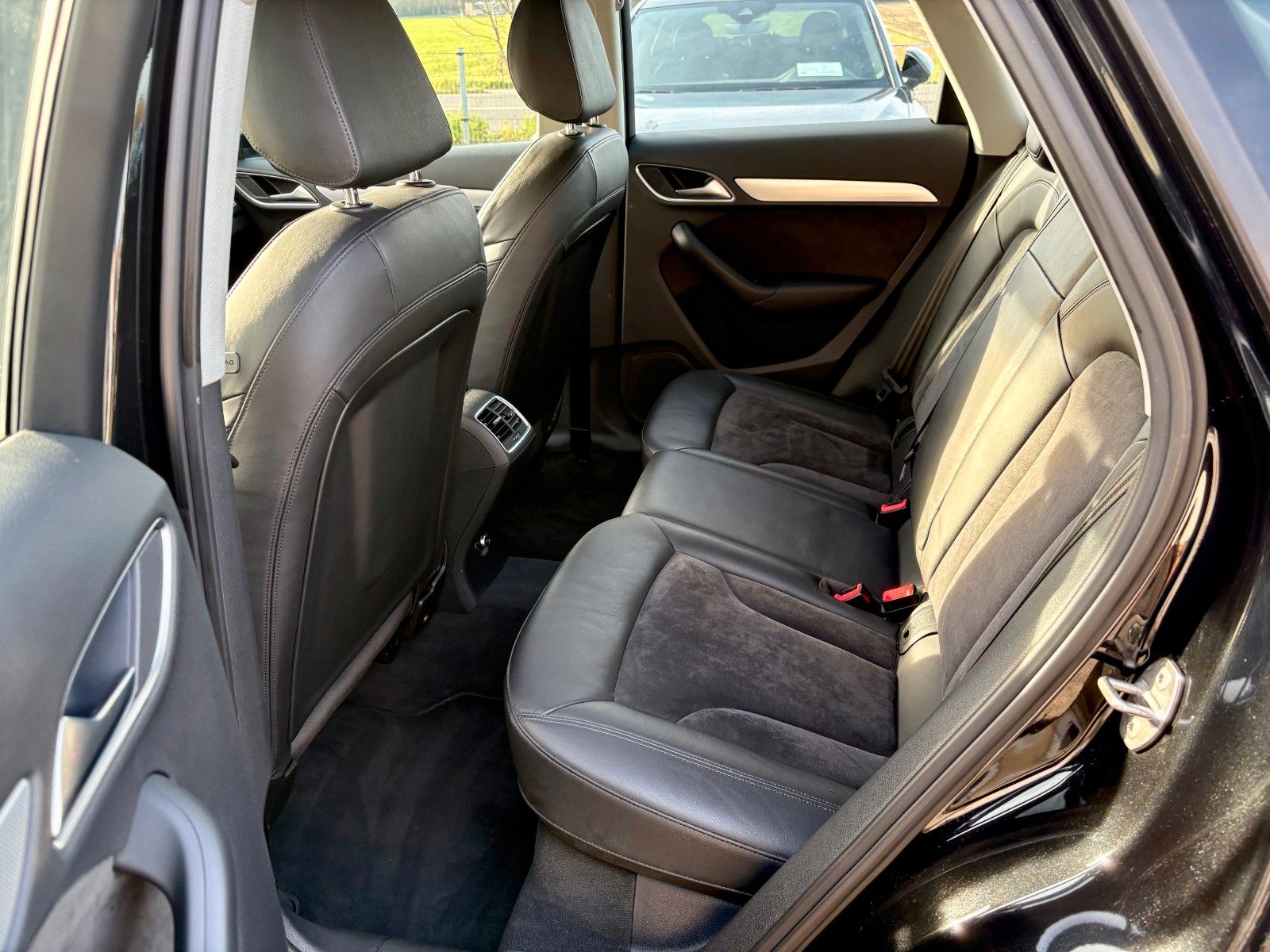 Fahrzeugabbildung Audi Q3 2.0 TDI Navi Xenon Alcantara/Leder SPORTSITZE