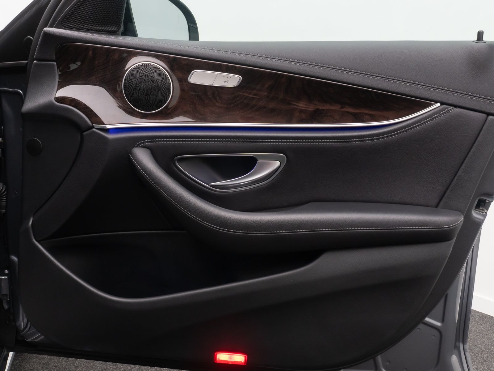 Fahrzeugabbildung Mercedes-Benz E 300 de Widscreen 360&deg; DAB AHK FahrAss HiFi 18"