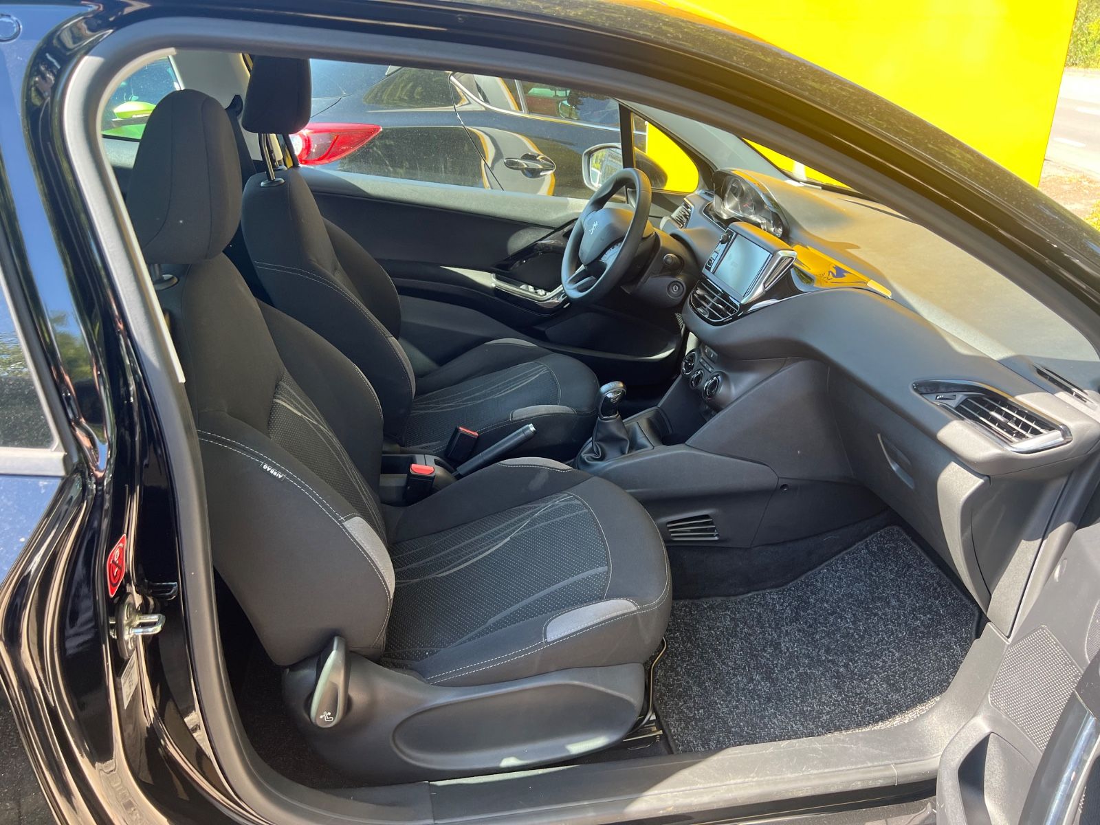 Fahrzeugabbildung Peugeot 208 Active * 1.HAND * TÜV & SERVICE NEU *