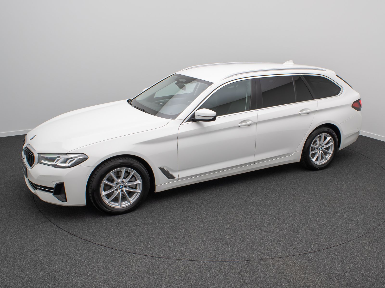 Fahrzeugabbildung BMW 520d xD Alarm DAB Kamera HiFi Belüftung Komfort