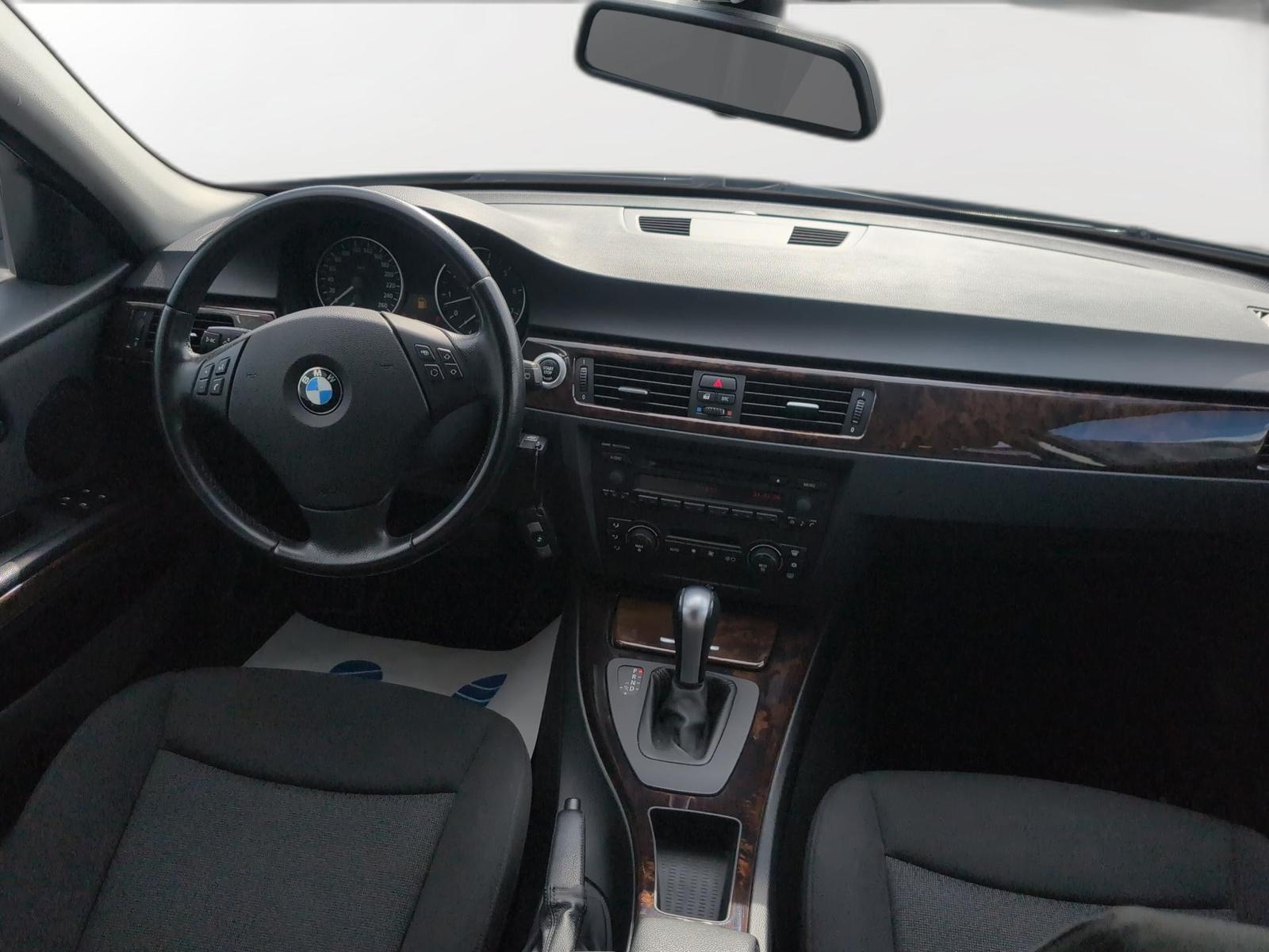 BMW 330xi Touring 258 ch 6 cylindres xDrive • Boîte auto • Toit pano • Xénon • Attelage