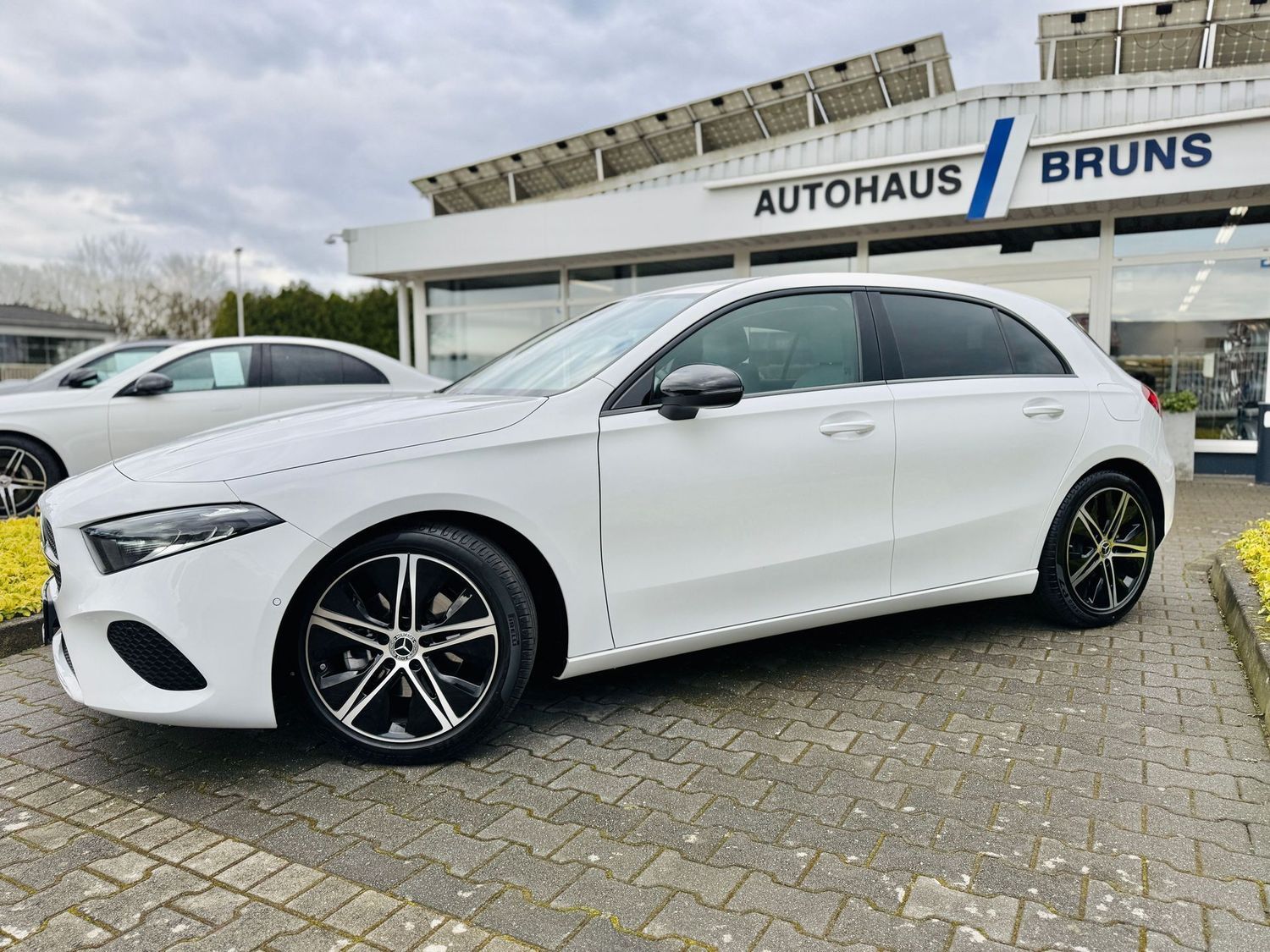 Fahrzeugabbildung Mercedes-Benz A 180 PROGRESSIVE & NIGHT, Autom., Winter, RFK,