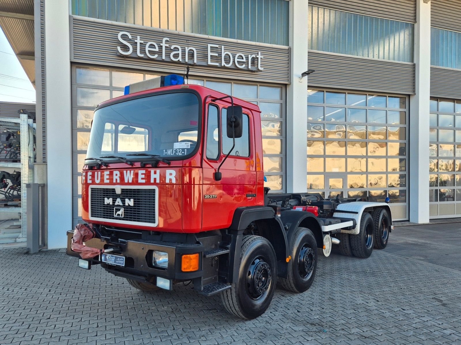 Fahrzeugabbildung MAN 35.372 (F14) 8x4 Atlas 4. Achse gelenkt Seilwind
