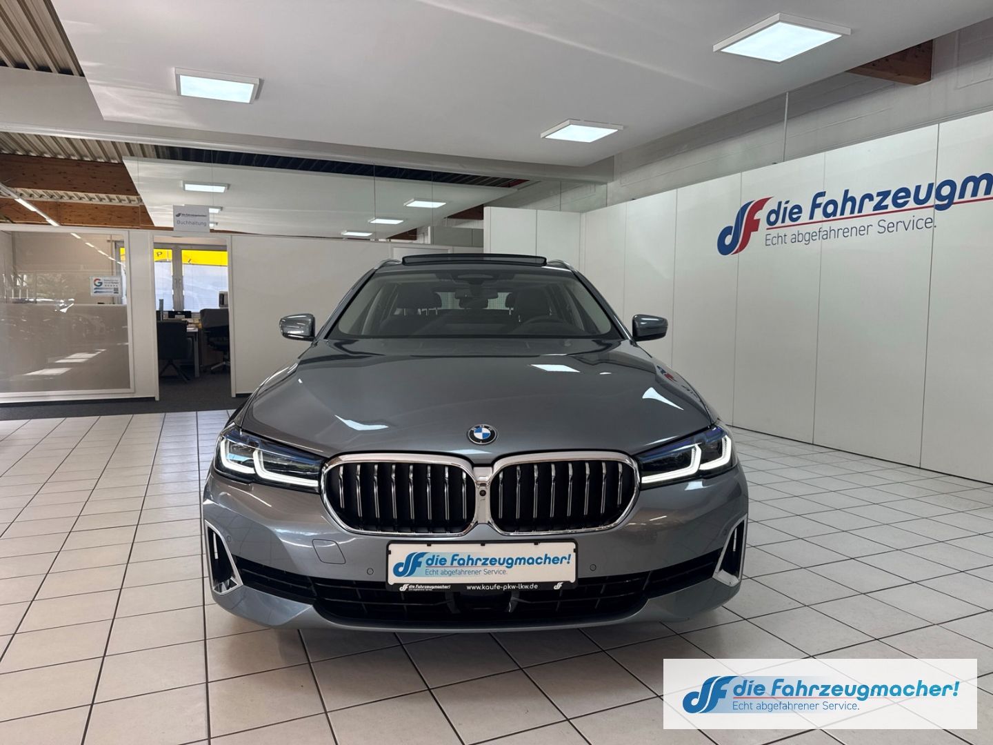 Fahrzeugabbildung BMW 530 e xDrive Luxury Line Touring HUD LuftF Pano