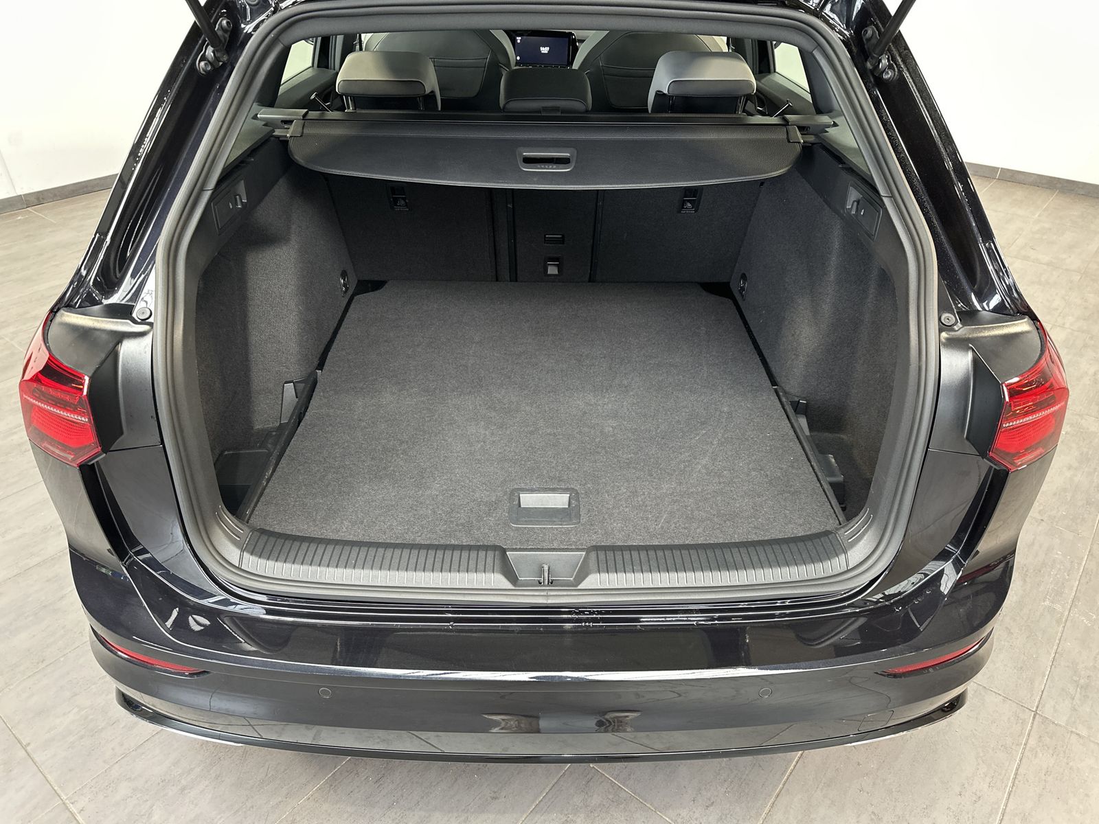 Fahrzeugabbildung Volkswagen Golf Variant R-Line NAV+IQ.LIGHT+PANO+ACC+17ZOLL