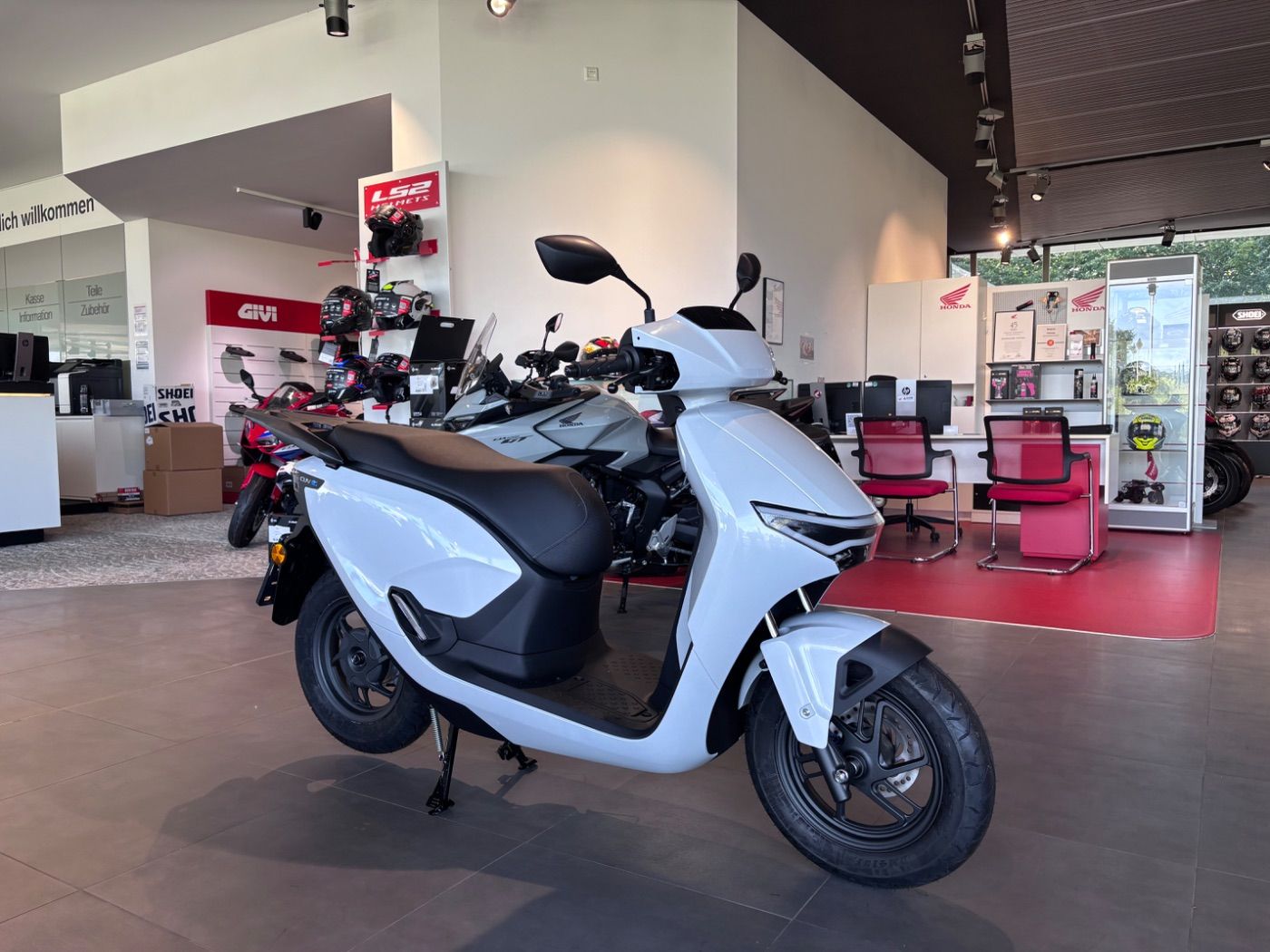 Fahrzeugabbildung Honda CUV e Connected Elektroroller