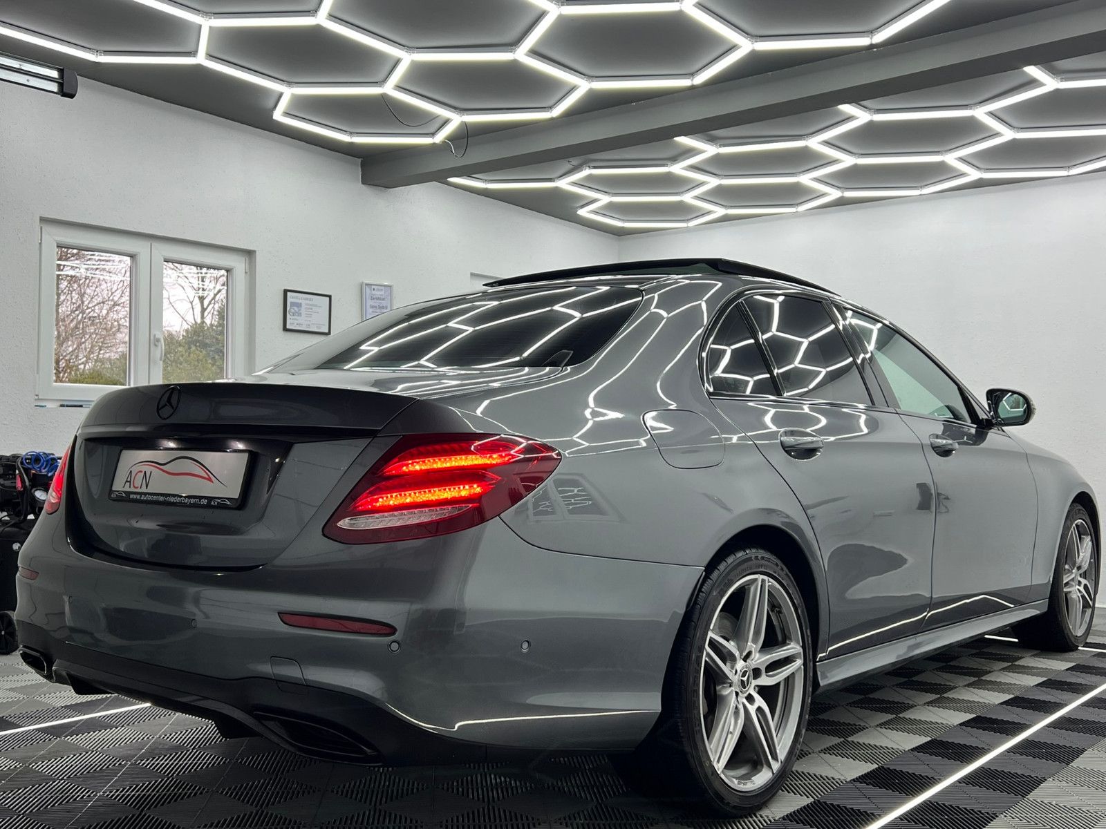 Fahrzeugabbildung Mercedes-Benz E350d AMG-LINE/PANO/BURMESTER/WIDESCREEN/AMBIENT