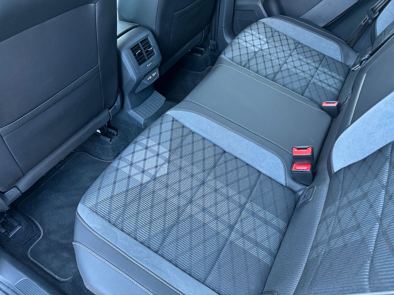 Fahrzeugabbildung Volkswagen T-Roc R-Line