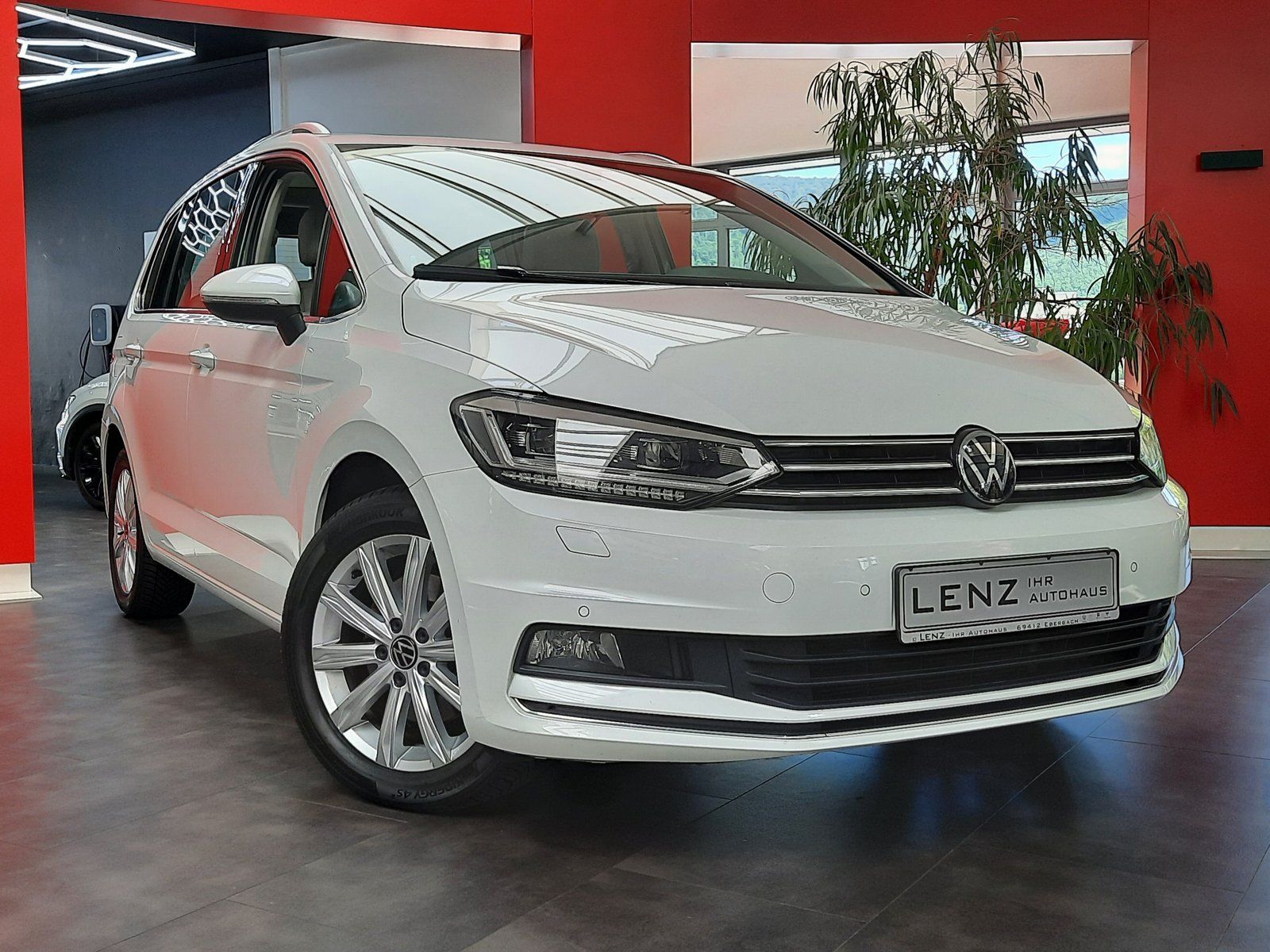 Fahrzeugabbildung Volkswagen Touran Highline TSI *AHK*Panodach*LED*PDC*Navi*