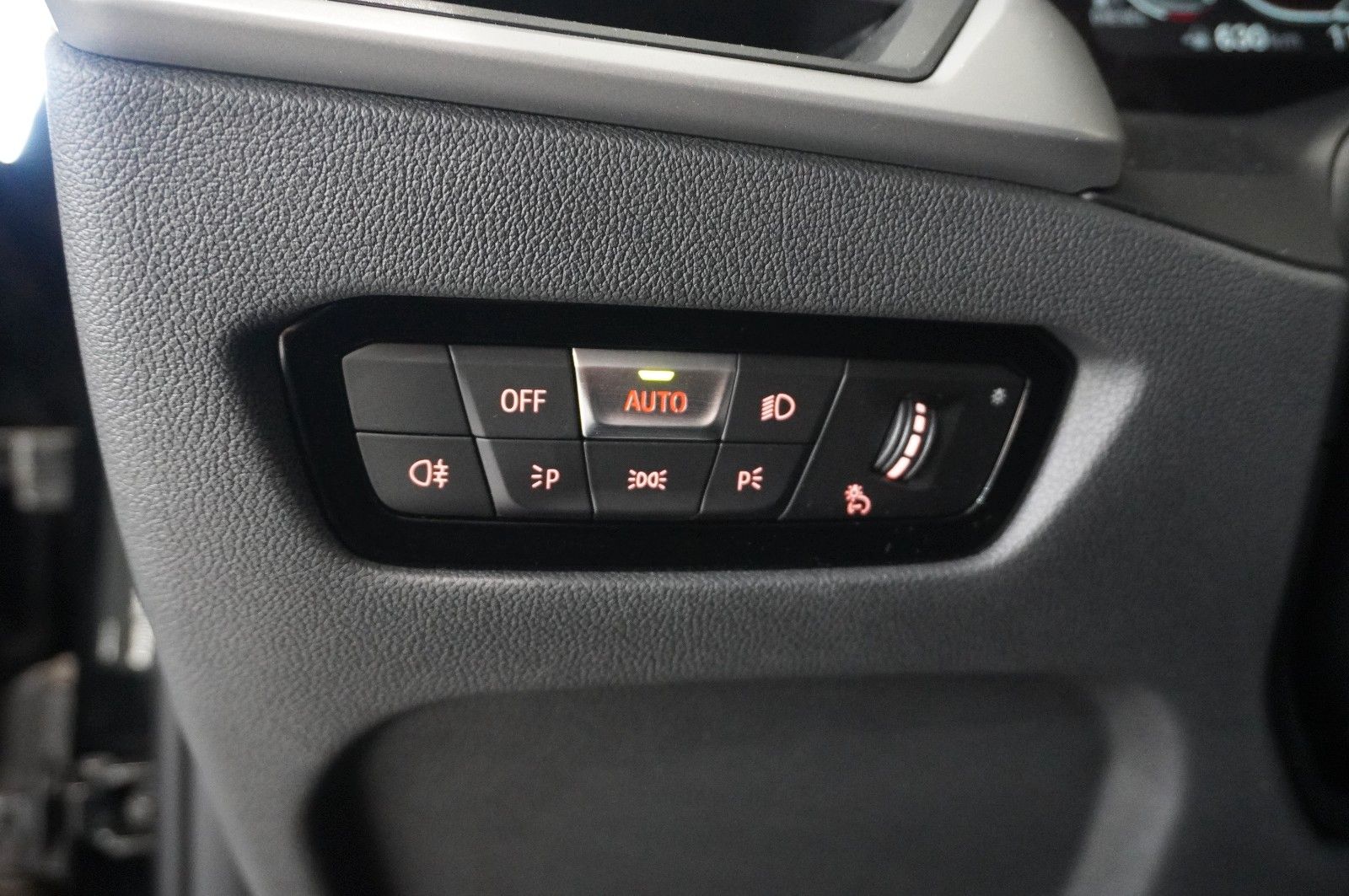 Fahrzeugabbildung BMW 318D TOURING ADVANTAGE NAVI/LED/VIRTUAL/SHZ/DAB+