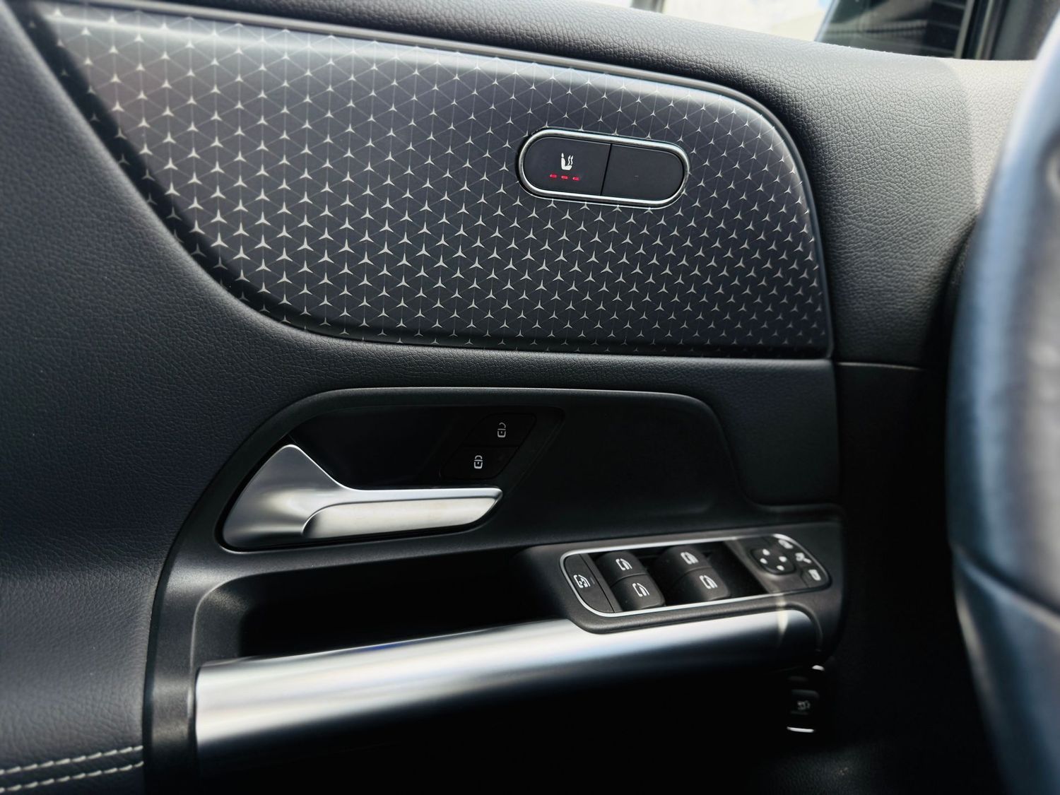 Fahrzeugabbildung Mercedes-Benz B 180 PROGR. PLUS, Autom, LED, AHK, PTS, RFK, Ke