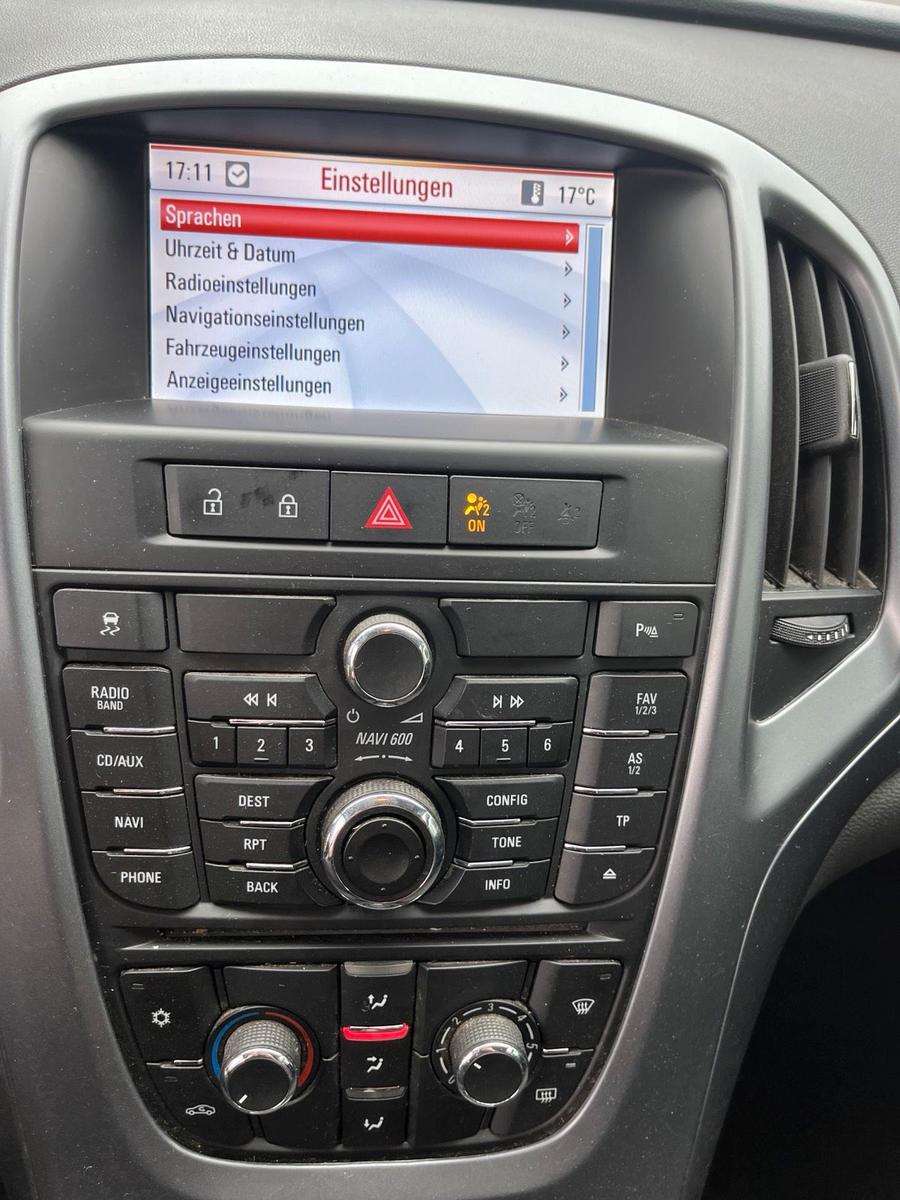 Opel Astra 2012 — photo 11