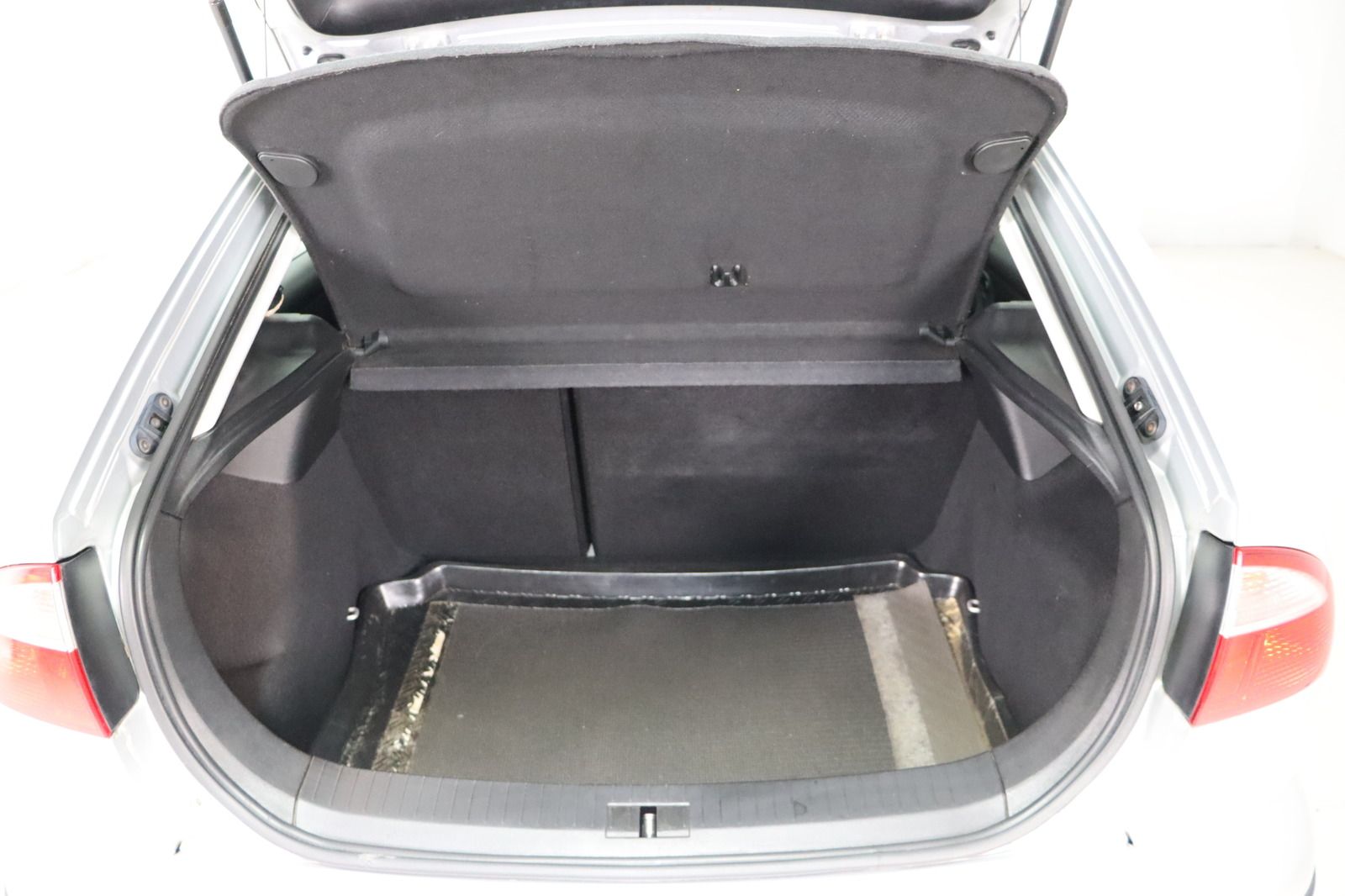 Fahrzeugabbildung SEAT Leon 1.6 16V komplett Seat Service * 1. Hand Ste