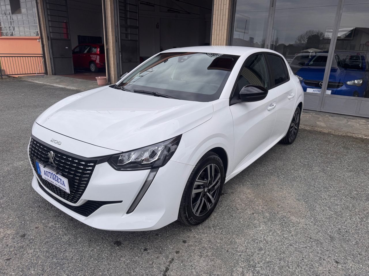 PEUGEOT 208