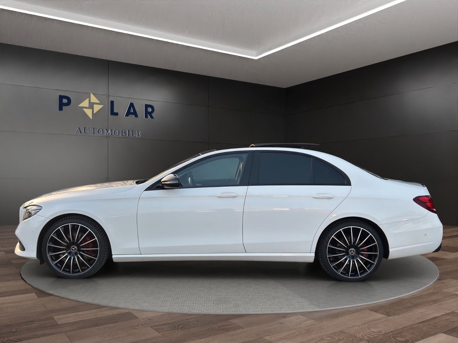 Fahrzeugabbildung Mercedes-Benz E 220d Lim. Pano/Widescreen/Kamera/MBeam