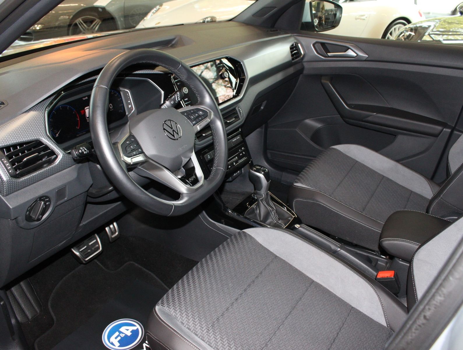 Fahrzeugabbildung Volkswagen T-Cross 1.5 TSI R-Line 1.HAND+ACC+IQ.DRIVE+KMERA