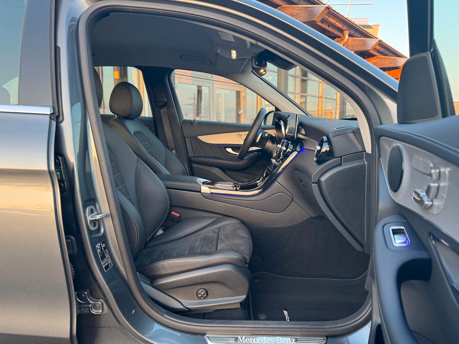 Fahrzeugabbildung Mercedes-Benz GLC 300 4M AMG Distr+360°+Memory+Ambiente+Carpla