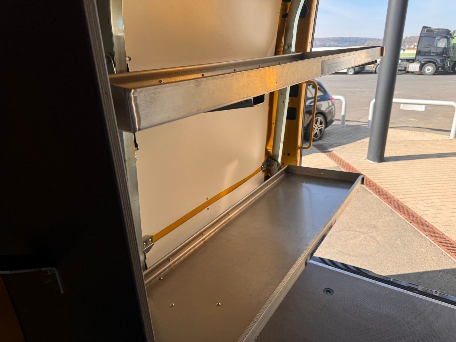 Fahrzeugabbildung Mercedes-Benz eSprinter 312 DHL Regal KEP-Ausbau