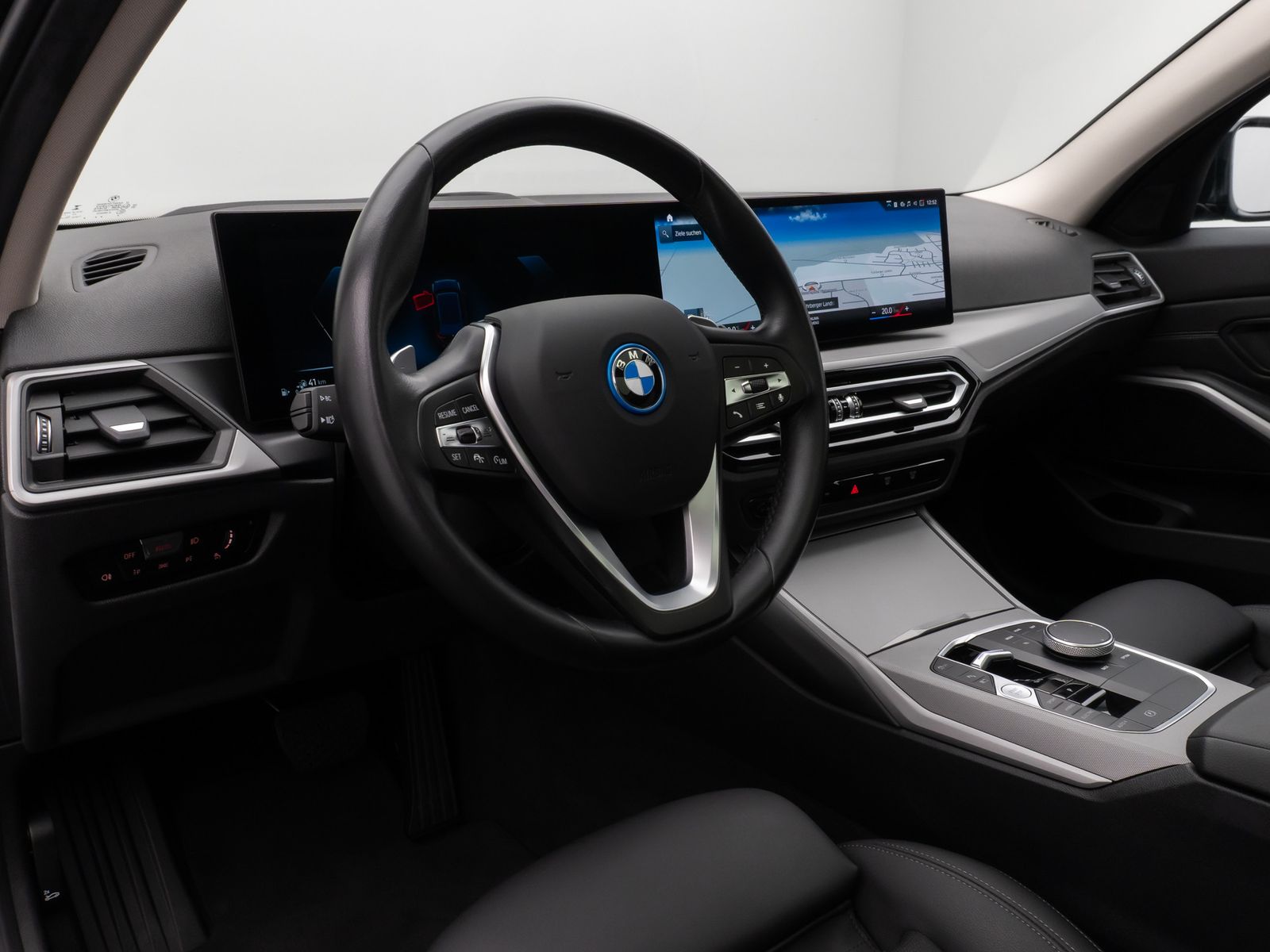 Fahrzeugabbildung BMW 330e Panorama Kamera HUD DAB HiFi Leder Sport