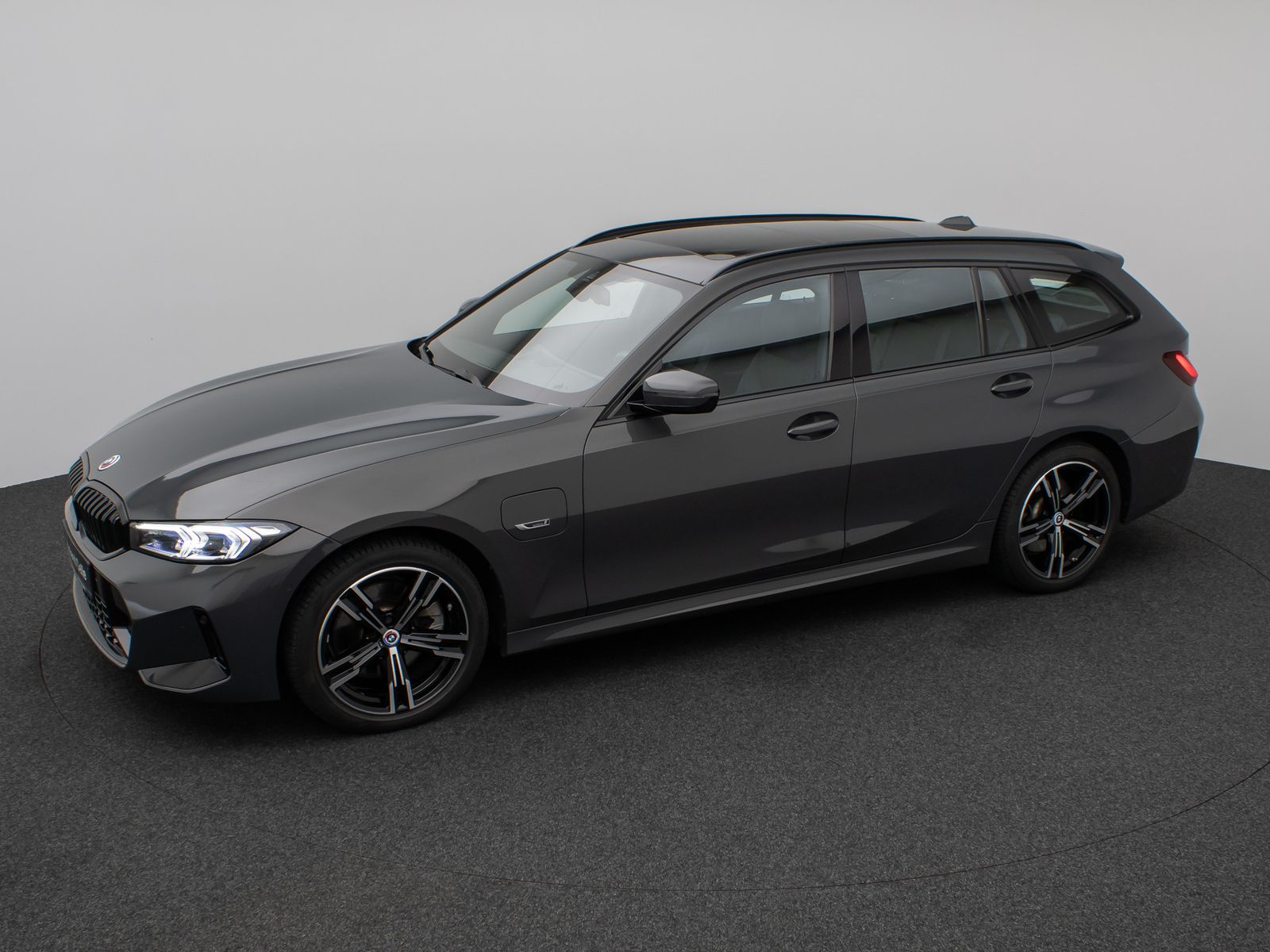 Fahrzeugabbildung BMW 330e xD M Sport Kamera DAB HiFi Komfort Panorama