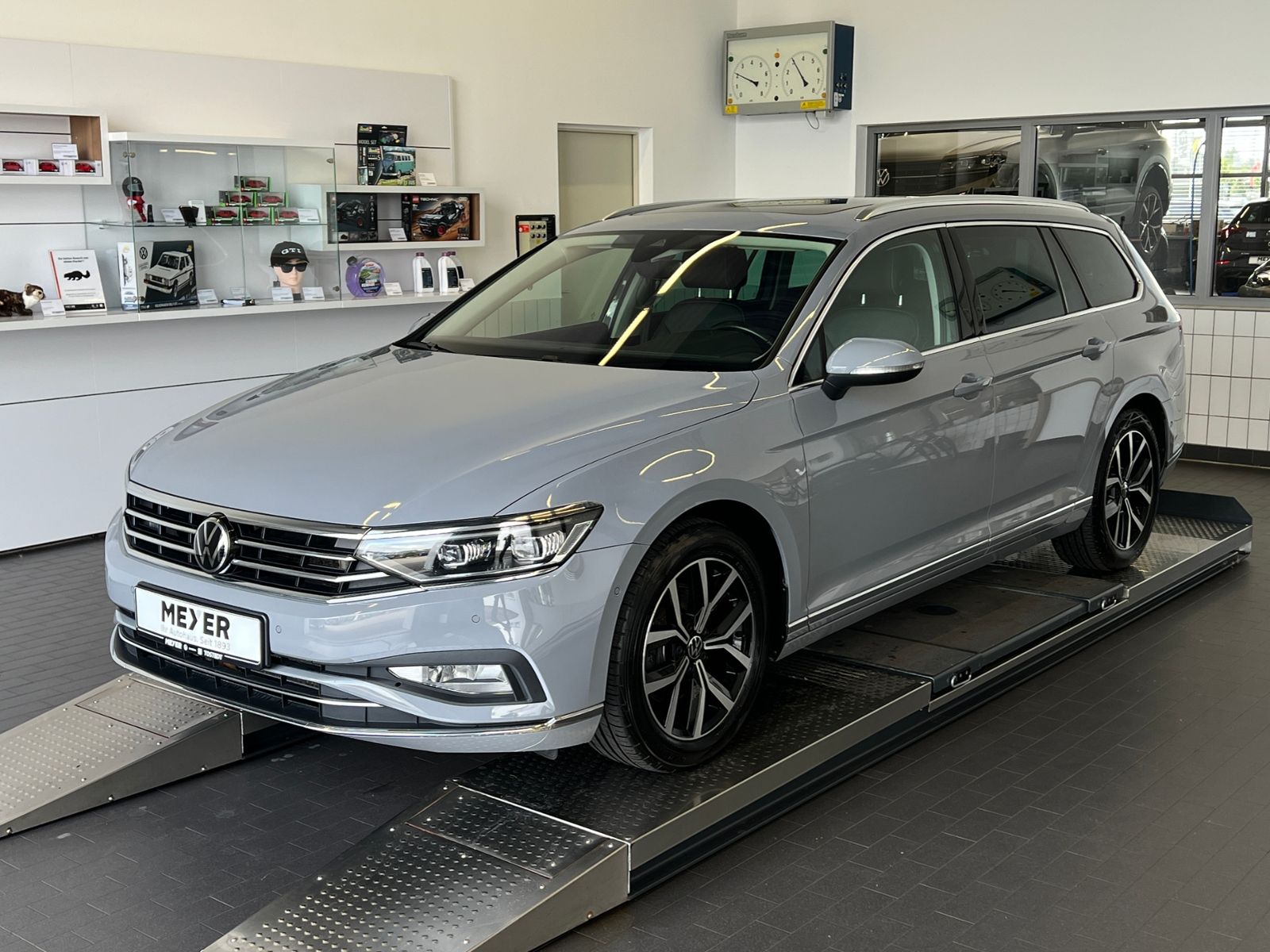 Fahrzeugabbildung Volkswagen Passat Variant Elegance 2.0 TDI DSG *AHK, IQ-Lig